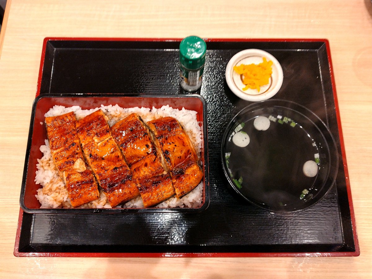 syunbeam's tweet photo. 今日は #土用の丑の日
鰻がおいちい＼(^q^)／
本当はオムライスが食べたかったんだけどオムライス屋さんがやってなくて土用の丑の日だしうなぎ食べるかってことでうなぎになりました
うなぎオムライスってのもあるけど、あれって別々で食べた方が美味いよね🥹✨
🍴 町鮨とろたくSFP クリレス 株主優待 https://t.co/cI6k74nwNE
