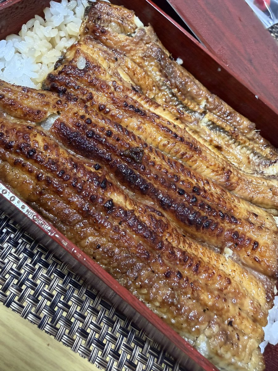 gamesjaps's tweet photo. 土用の丑鰻ウマイ😋
ウナギ串も食べたくなる https://t.co/0APTVFhrCg