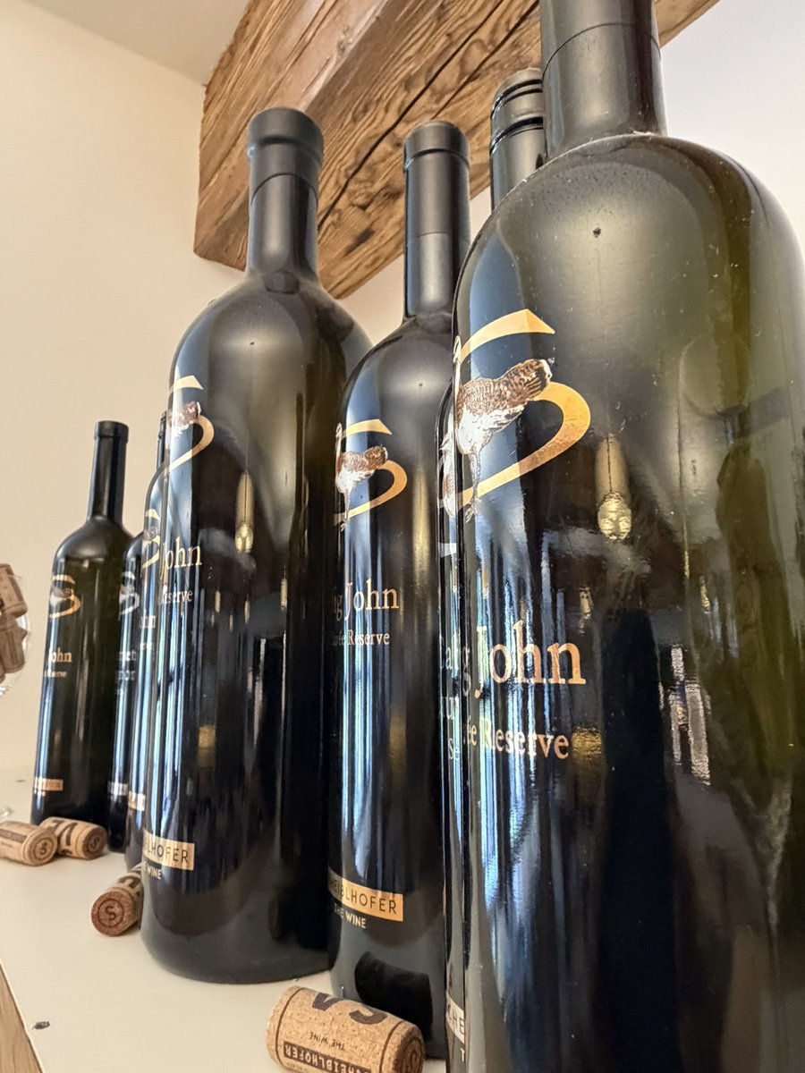 daunger1's tweet photo. Wir #burgenländer sind auf Reisen nie alleine. #bigjohn ist in Osttirol überall präsent in den Gaststätten und Hotels #burgenländerwein
Dahoam wartet mein Lieblingswein da #ottowein vom Weingut EheKrauscher auf mich.
Osttirol Schönste Zeit im Jahr ☀️🏄 #urlaubszeit in #Lienz der ☀️#sonnenstadt☀️ #daunger guad drauf 😎