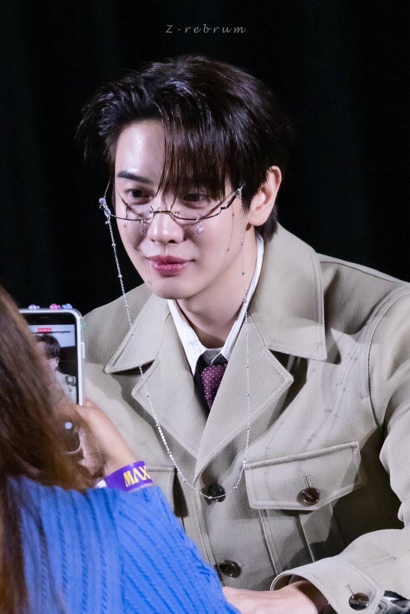 _zrebrum_'s tweet photo. 👓🔎

MEMORIES WITH MAXKY

#MAXKY1stFANSIGN
#maxky_rp https://t.co/ILAtx6iqB6