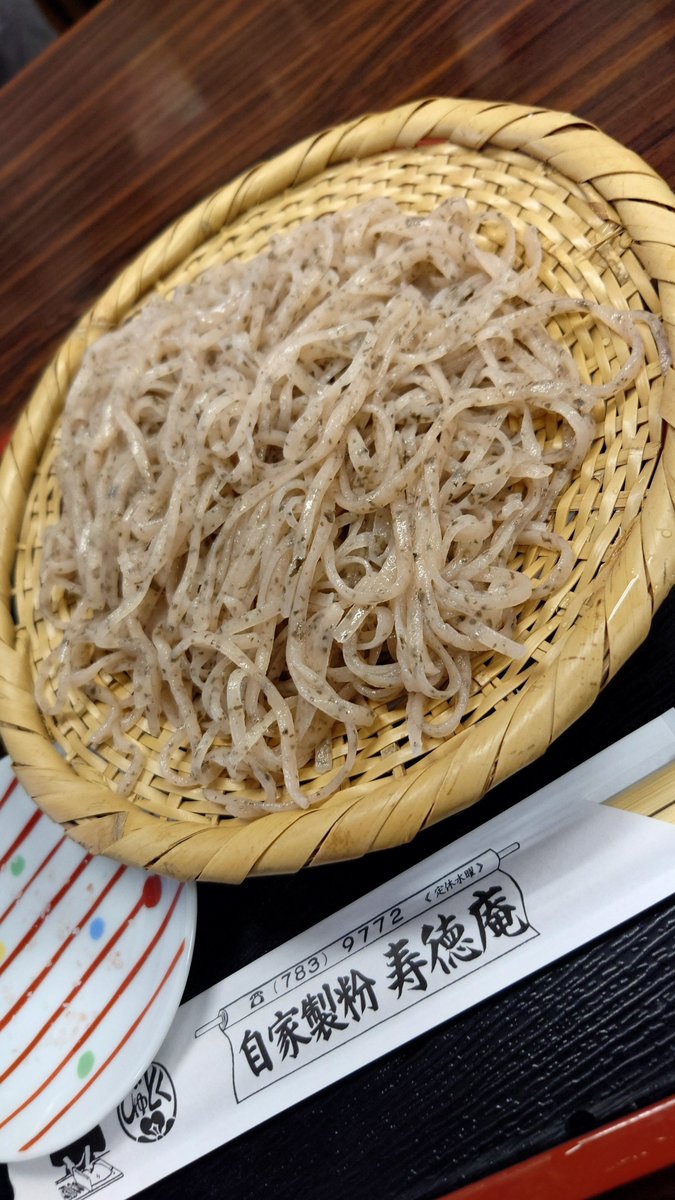 Kiku50j's tweet photo. 寿徳庵@金沢区釜利谷東(金沢文庫)
【限定 季節の香蕎麦】梅紫蘇切り

お久しぶりコチラで二十四節気の香り蕎麦😉

そろそろ梅紫蘇かと思っていたら大正解😘

梅紫蘇の香りを存分に味わうなら塩で😋

蕎麦もつゆも美味しいから十割や韃靼そばなどのおかわりをオススメ😚

薬味は蕎麦湯のためにだけに☺️ https://t.co/pTi56CKv76