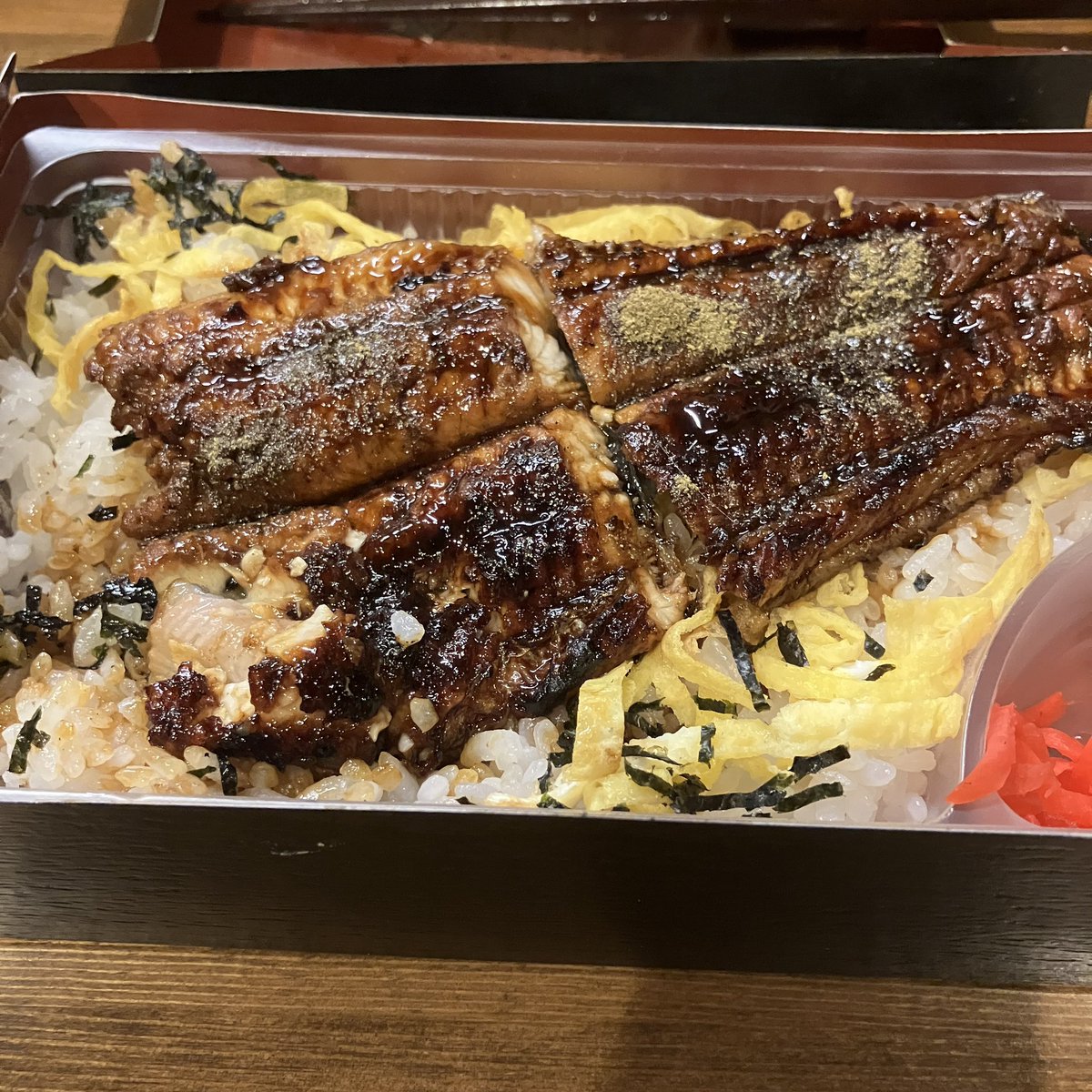 hideD19's tweet photo. 近所の魚屋さんの鰻重 https://t.co/GoFppMs6f5