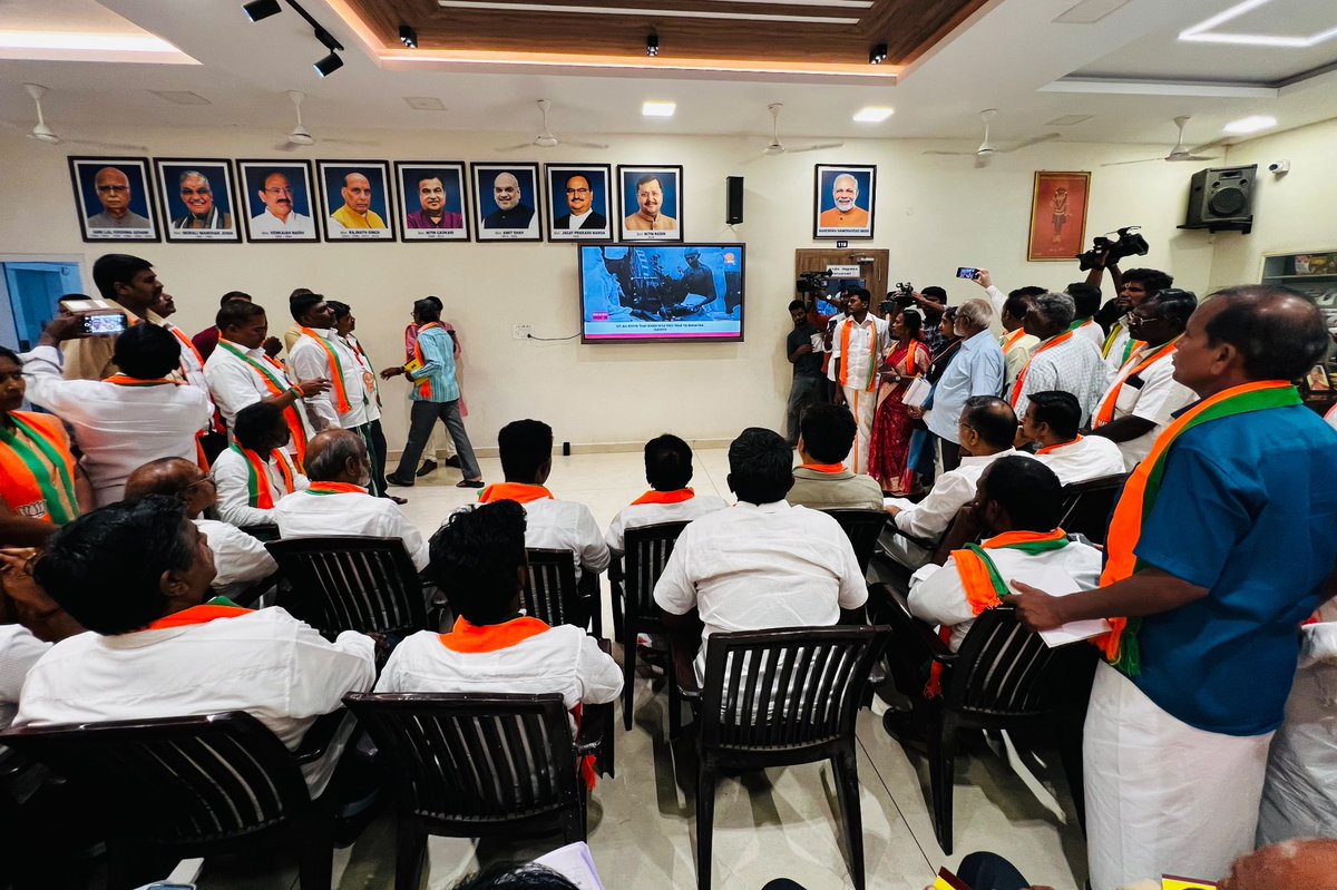 kkvishnoibjp's tweet photo. आज भाजपा कार्यालय, चेन्नई (तमिलनाडु) में आदरणीय प्रधानमंत्री श्री @narendramodi जी के लोकप्रिय रेडियो कार्यक्रम "मन की बात" के 136वें संस्करण का भाजपा पदाधिकारियों एवं स्थानीय कार्यकर्ताओं के साथ श्रवण किया।

आदरणीय प्रधानमंत्री जी ने 'वोकल फॉर लोकल' के माध्यम से आत्मनिर्भर भारत के संकल्प को सशक्त बनाने, 'एक पेड़ माँ के नाम' अभियान से पर्यावरण संरक्षण को जनआंदोलन का रूप देने, 'कैच द रेन' के माध्यम से जल संरक्षण को जनभागीदारी से जोड़ने तथा आगामी 'हर घर तिरंगा' अभियान में बढ़-चढ़कर सहभागिता निभाने का प्रेरणादायी आह्वान किया।

आदरणीय प्रधानमंत्री श्री नरेंद्र मोदी जी के दूरदर्शी नेतृत्व एवं माननीय मुख्यमंत्री श्री भजनलाल शर्मा जी के मार्गदर्शन में डबल इंजन सरकार सेवा, सुशासन, आत्मनिर्भरता, पर्यावरण संरक्षण एवं राष्ट्रहित के संकल्पों को जन-जन तक पहुँचाने के लिए निरंतर प्रतिबद्ध है।

#MannKiBaat

@BJP4Rajasthan @BJP4India @BJP4TamilNadu @BhajanlalBjp @madanrrathore @NitinNabin