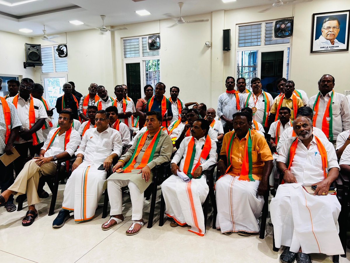 kkvishnoibjp's tweet photo. आज भाजपा कार्यालय, चेन्नई (तमिलनाडु) में आदरणीय प्रधानमंत्री श्री @narendramodi जी के लोकप्रिय रेडियो कार्यक्रम "मन की बात" के 136वें संस्करण का भाजपा पदाधिकारियों एवं स्थानीय कार्यकर्ताओं के साथ श्रवण किया।

आदरणीय प्रधानमंत्री जी ने 'वोकल फॉर लोकल' के माध्यम से आत्मनिर्भर भारत के संकल्प को सशक्त बनाने, 'एक पेड़ माँ के नाम' अभियान से पर्यावरण संरक्षण को जनआंदोलन का रूप देने, 'कैच द रेन' के माध्यम से जल संरक्षण को जनभागीदारी से जोड़ने तथा आगामी 'हर घर तिरंगा' अभियान में बढ़-चढ़कर सहभागिता निभाने का प्रेरणादायी आह्वान किया।

आदरणीय प्रधानमंत्री श्री नरेंद्र मोदी जी के दूरदर्शी नेतृत्व एवं माननीय मुख्यमंत्री श्री भजनलाल शर्मा जी के मार्गदर्शन में डबल इंजन सरकार सेवा, सुशासन, आत्मनिर्भरता, पर्यावरण संरक्षण एवं राष्ट्रहित के संकल्पों को जन-जन तक पहुँचाने के लिए निरंतर प्रतिबद्ध है।

#MannKiBaat

@BJP4Rajasthan @BJP4India @BJP4TamilNadu @BhajanlalBjp @madanrrathore @NitinNabin