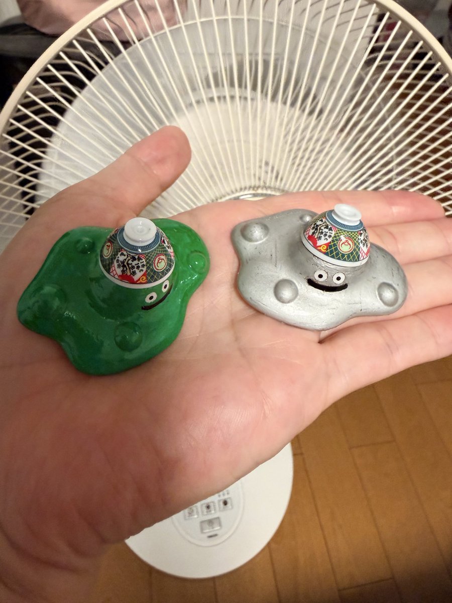 tanayuka60's tweet photo. つゆだくバブルスライムと
つゆだくはぐれスライム
はぐれは何度か攻撃に耐えて逃げた設定で
傷っぽくしたよ（勝手になったw）
#ドラクエウォーク
#吉野家
#つゆだくスライム https://t.co/Vn6JY6X5eU