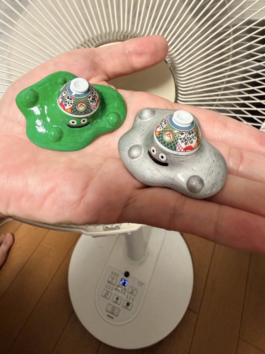 tanayuka60's tweet photo. つゆだくバブルスライムと
つゆだくはぐれスライム
はぐれは何度か攻撃に耐えて逃げた設定で
傷っぽくしたよ（勝手になったw）
#ドラクエウォーク
#吉野家
#つゆだくスライム https://t.co/Vn6JY6X5eU