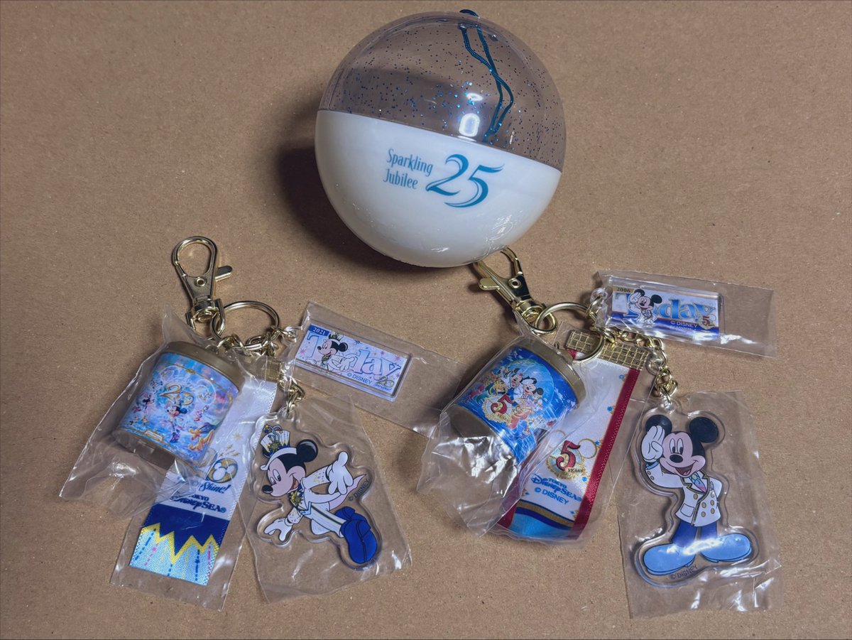 mi_kun7020's tweet photo. 【交換希望】
ディズニーシー カプセルトイ スパークリング・ジュビリー ディズニー キーチェーン トレ 交換

譲→5周年　20周年
求→25周年 > 15周年

オンラインで購入しました。
郵送、または都内手渡し希望です。
お心当たりのある方は、お気軽にお声掛けください。

#TDR_trade
#ディズニー交換 https://t.co/7vydXHKKoE