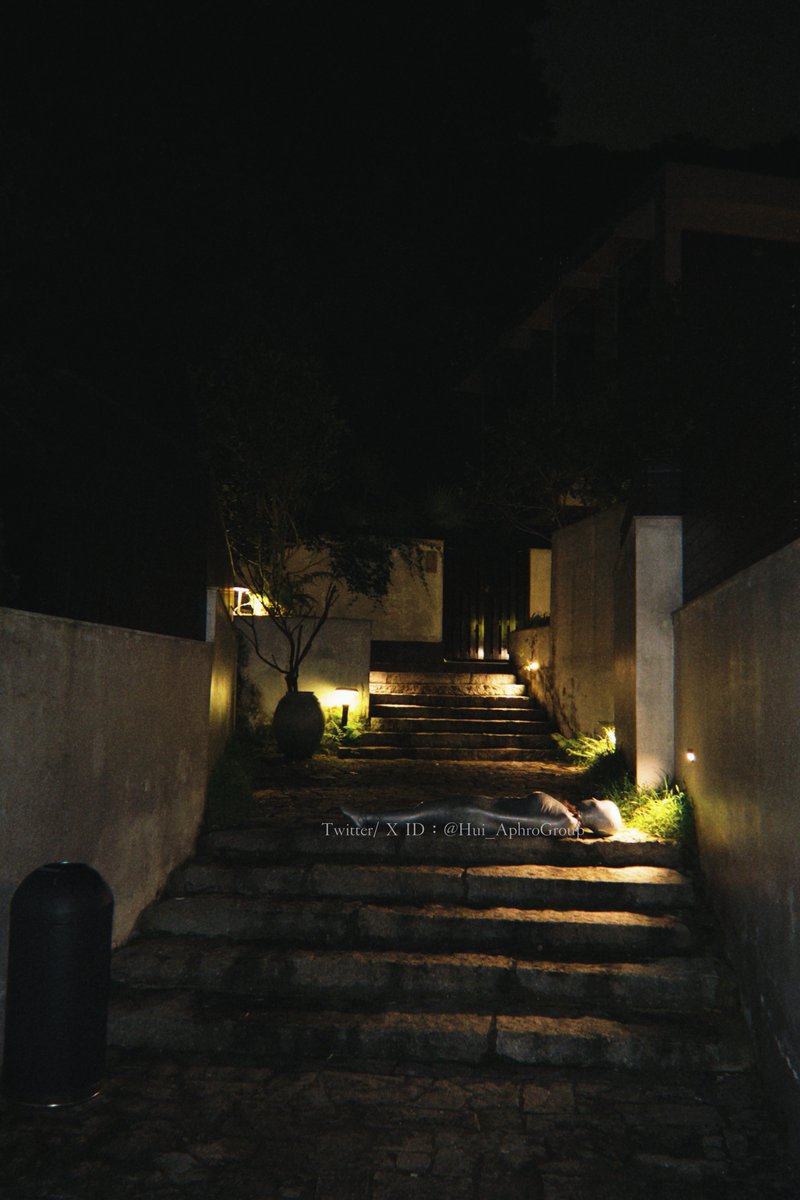 Hui_AphroGroup's tweet photo. 夜晚的山间寂静的只剩蝉鸣，特别是这个时间没有人会经过这里，刚好周围除了我们这间以外没有人入住，他提议“我把你抱去外面石阶上拍个照吧！”我多次询问确认“真的没人吗？”待身体隔着胶带感受到外面石阶的冰凉后，我便更努力的扮演着一个“物品”，这样就算真的被人看到，也能有听起来更合理的说辞。 https://t.co/5vDw6unMdp