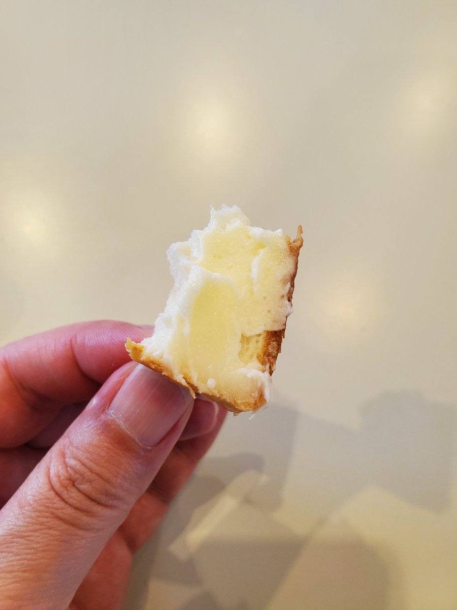 KEIDON888's tweet photo. バター完成！あまりに旨くて、気付いた時にはパンが欠片しか残ってなかった。
乳搾り体験も初めてしたし、チーズソフトも美味しかったよぉー！ https://t.co/gx5w6xwpfw
