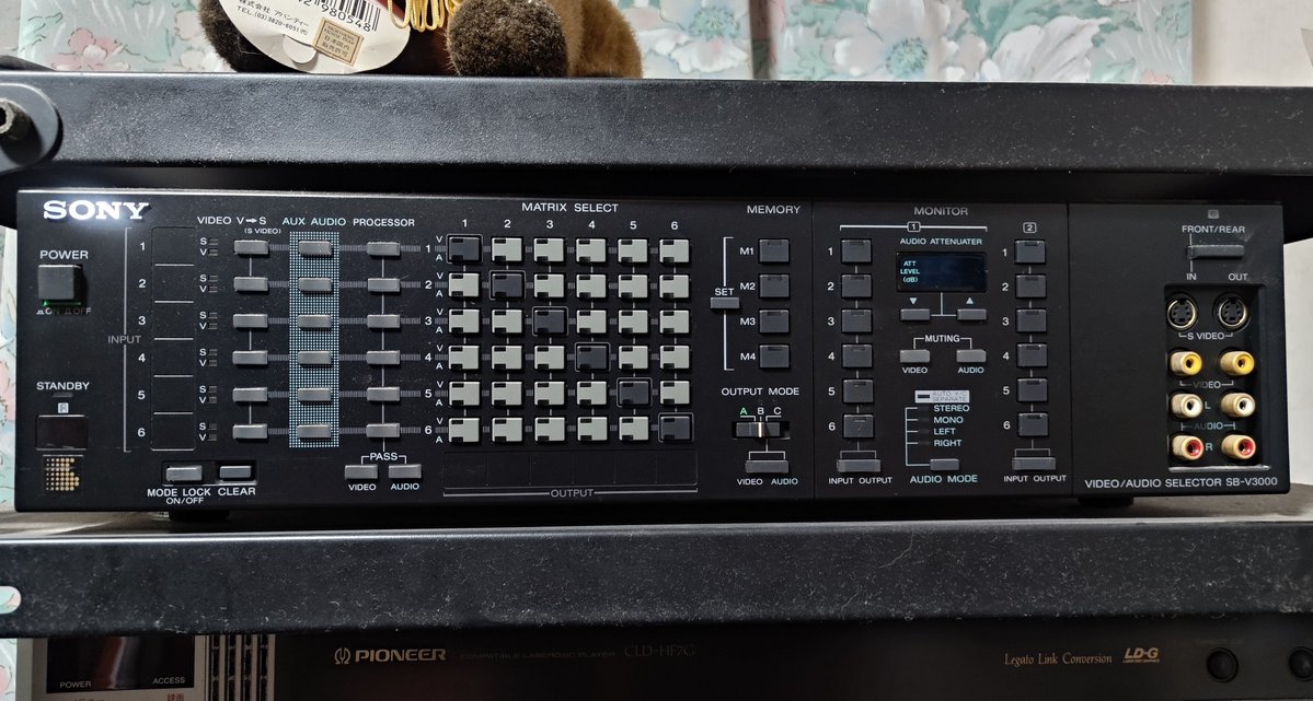 実家に鎮座してる粗大ゴミ待った無し品。 SONYのAVセレクター SB-V3000