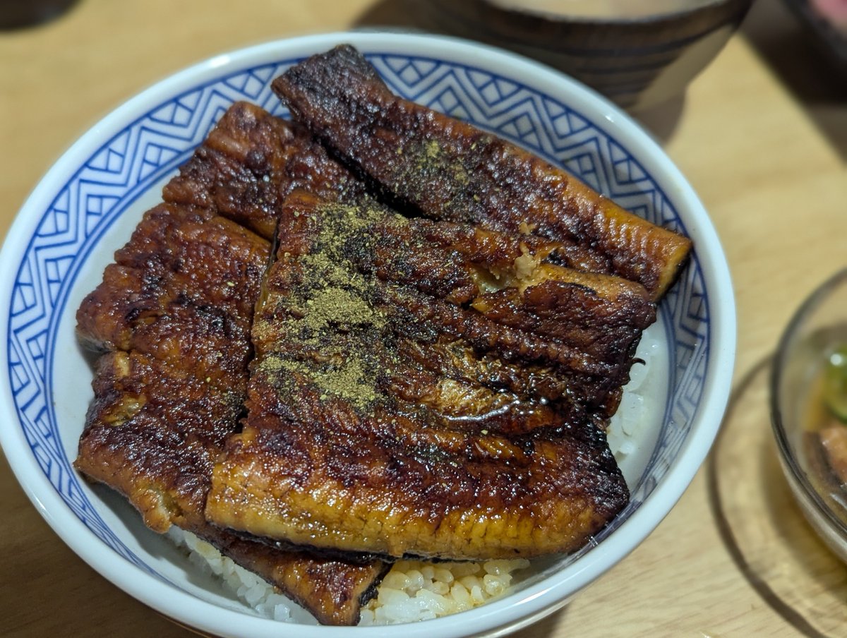 MarronTree's tweet photo. 本日のお献立

土用の丑の日の鰻づくしに馬乱入

うな丼
うざく
うまき
炙り馬刺し
カニ団子吸い

親から愛知県産の鰻が送られてきてたので、今日は鰻丼確定の日

鰻まみれ副菜しか思いつかなかったので贅沢な魚に対抗して贅沢な肉を……っ‼と、冷凍庫にいた馬を召喚しちゃったら
……食卓がカヲスw https://t.co/aAdmPyd9pz