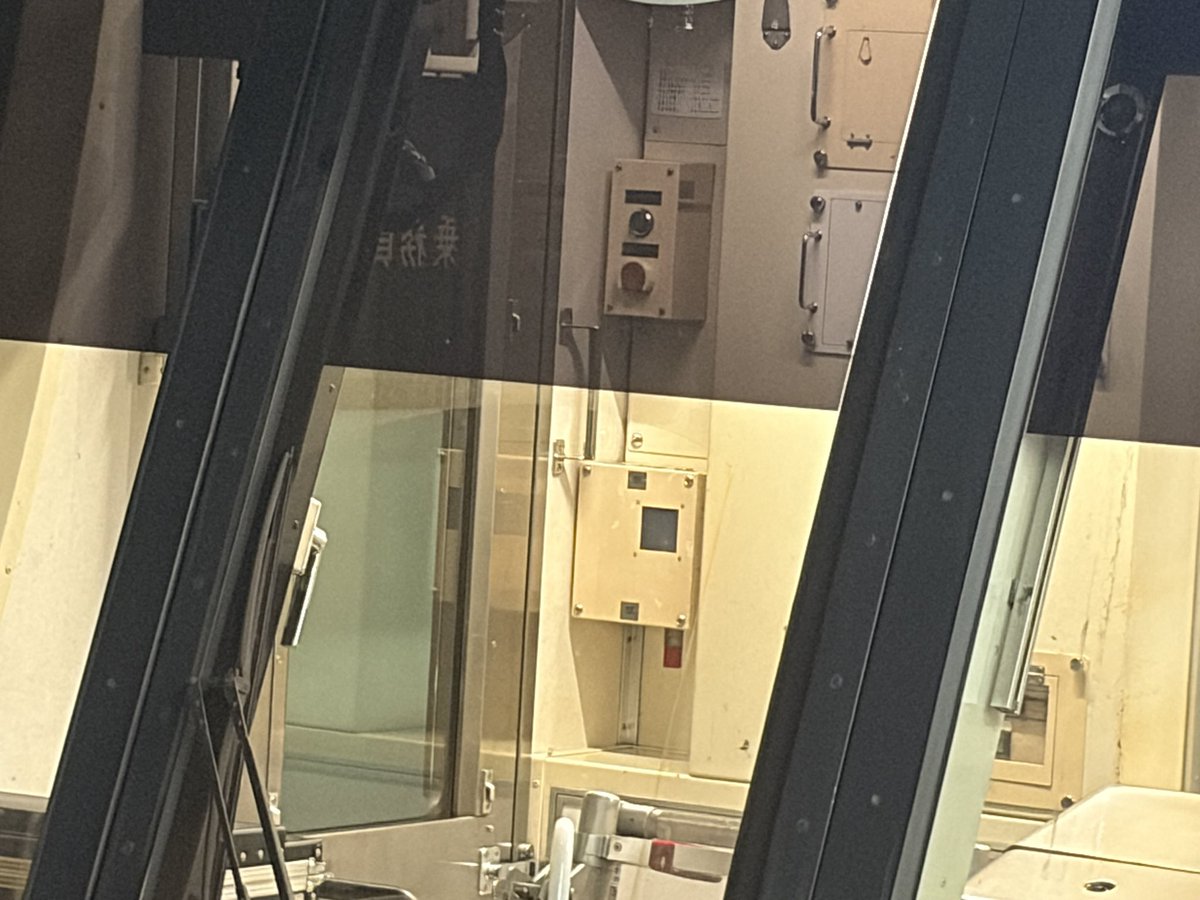 1033Sh1040S's tweet photo. なんかブルーラインの車掌スイッチを見てて思ったけど、まさか直接制御式のままホームドアに対応させたってこと…？
…となると、ホームドア設置し始めてから車掌が消えるまでの過渡期にどうやってドア扱いしてたのか気になる🤔 https://t.co/98deqecOTU