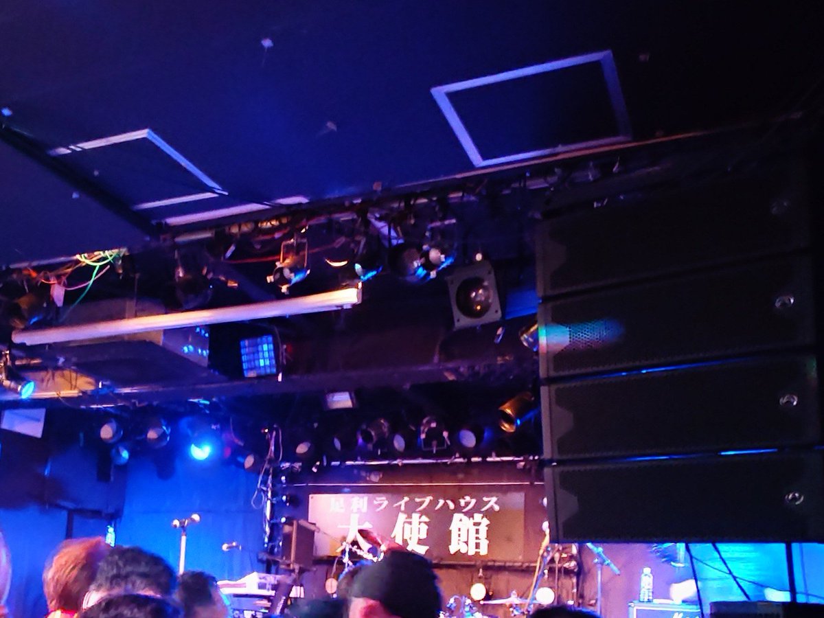 tado37's tweet photo. 今日はSHOW-YAのライブで足利へ
途中凄い雷雨になったけど着いたら止んでてよかった
お店の駐車場に止められ歩かずにすんだ😅
記念カード手渡しは恵子さんでした🥰
ちょっと早いけどおめでとうございます🍾🥂と直接言えてよかった😊
#ライブハウス大使館
#100LIVEAGAIN
#寺田恵子Birthday https://t.co/G2b0oZLfax