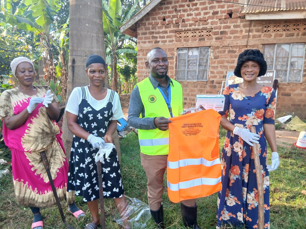 RobertWabomba1's tweet photo. AMAZING PLATFORM OF FAITH CHARITY ORGANISATION LTD 🇺🇬 
NATIONAL CLEANING DAY 
We participated and managed to raise some little money to buy gloves and brooms for citizens to clean the areas without getting diseases 
Our operation was a success https://t.co/Yvmb5MxNtD