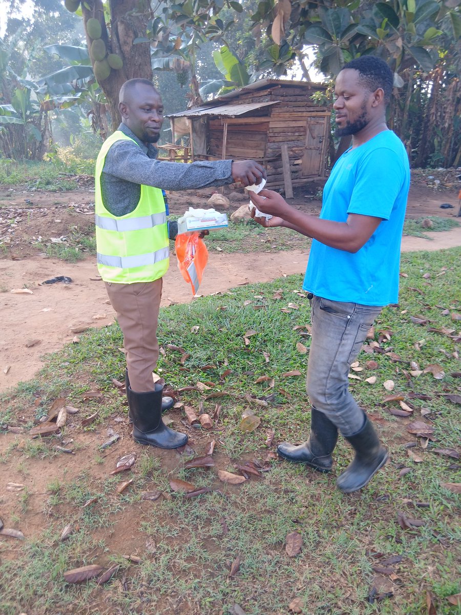 RobertWabomba1's tweet photo. AMAZING PLATFORM OF FAITH CHARITY ORGANISATION LTD 🇺🇬 
NATIONAL CLEANING DAY 
We participated and managed to raise some little money to buy gloves and brooms for citizens to clean the areas without getting diseases 
Our operation was a success https://t.co/Yvmb5MxNtD