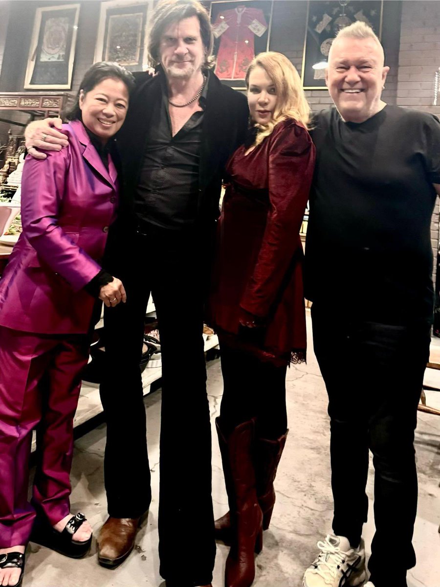 JimmyBarnes's tweet photo. We have a big family, and Sundays are when we can all get together. Sometimes special friends are in town, and we’re lucky to enjoy their company. Hold the ones you love close to you.

Tex and Kristyna, we love you guys. https://t.co/LNjXOW1VLx
