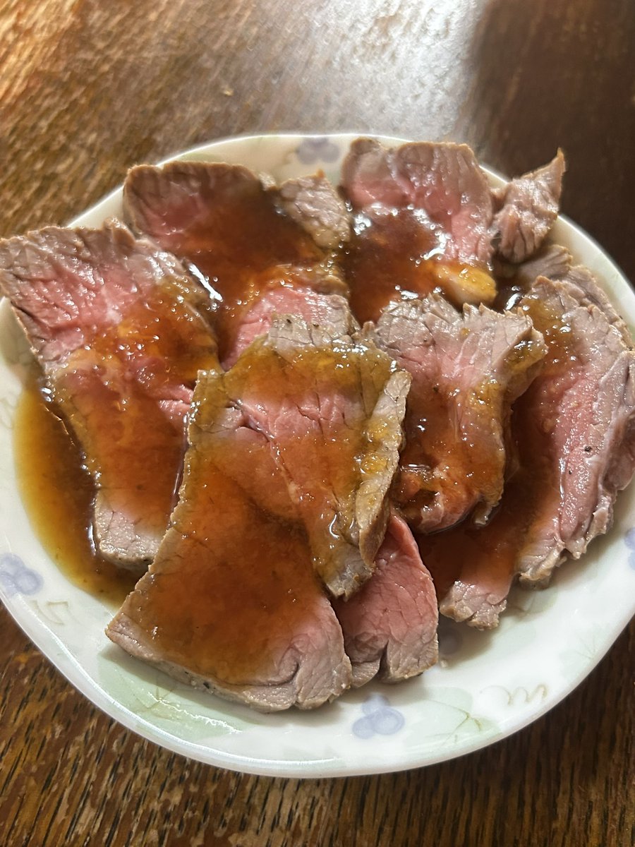 Tukiakane28's tweet photo. ちょうど良い大きさの肉があったから買ってきて、ローストビーフ作った😄
土用の丑の日は、『う』のつく食べ物だから😁
牛🐮
 #土用の丑の日 https://t.co/j8Ga5gr2Yn