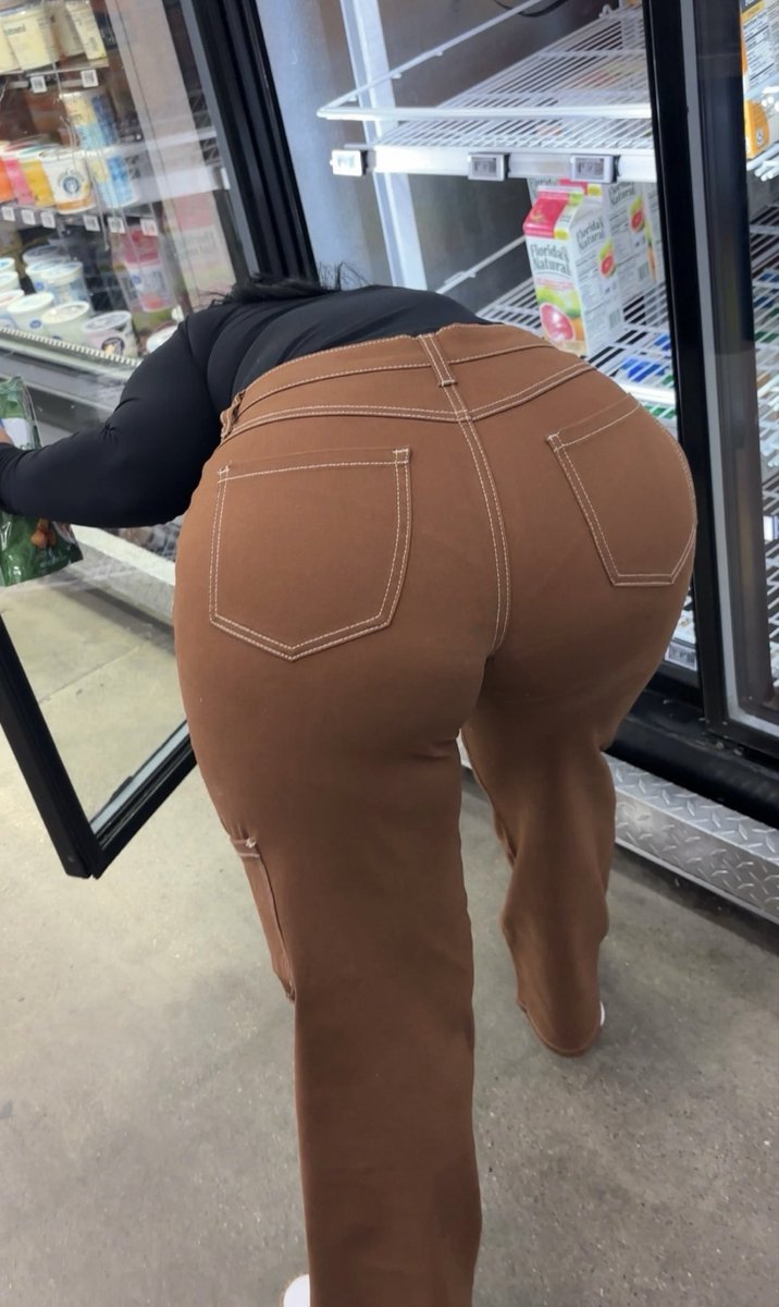 CarlTouch's tweet photo. Fine Latina bending over giving me a show. #candid #candidshot https://t.co/aS7sL1KLEr