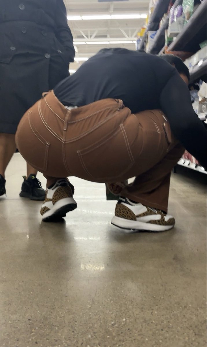 CarlTouch's tweet photo. Fine Latina bending over giving me a show. #candid #candidshot https://t.co/aS7sL1KLEr