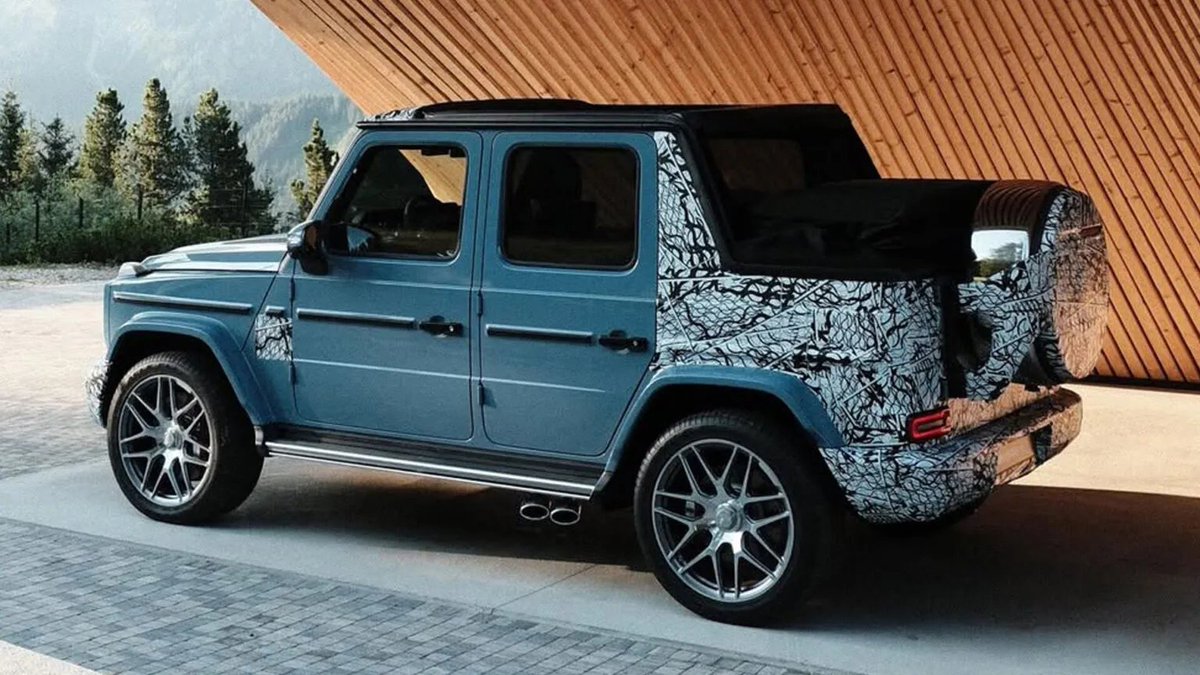 SportMotorMag's tweet photo. مرسيدس-AMG تواصل تشويقها لأول نسخة مكشوفة من G-Class بأربعة أبواب، مع سقف قماشي كهربائي ومحرك V8 توين تيربو المتوقع من G 63. ويبدو أن الكشف الرسمي أصبح قريبًا جدًا بعد ظهور السيارة بتمويه خفيف واستعراض آلية فتح السقف.

#مرسيدس #MercedesAMG #GClass #G63 #سيارات #أخبار_السيارات https://t.co/L4KLfxFXA0