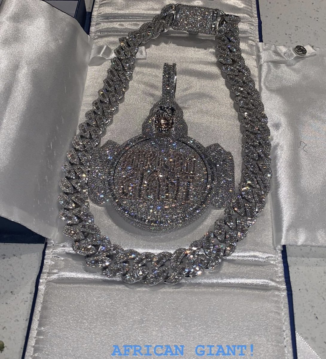1BENNY7G's tweet photo. BURNA BOY’S “AFRICAN GIANT” DIAMOND NECKPIECE! 🥶 https://t.co/qOFhmQNxUx