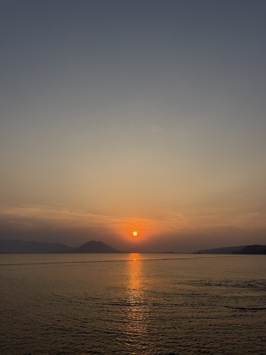 JoySSoftSpoken's tweet photo. Pindah spot pencari sunset 🌅 https://t.co/3hjsW0hNsF
