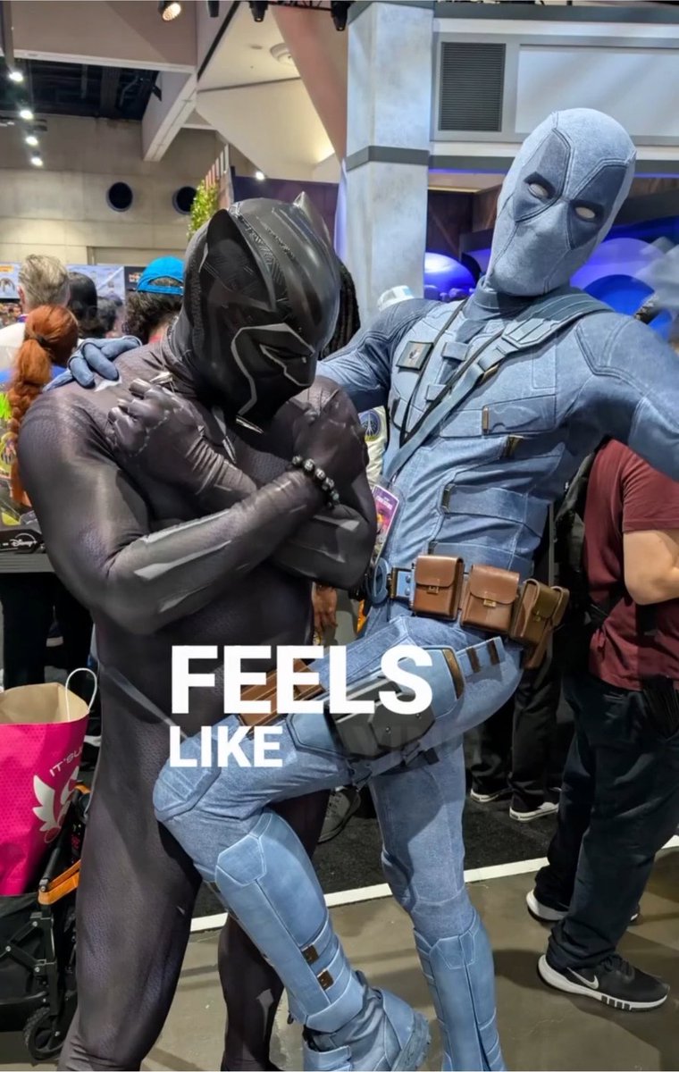 wadesknife's tweet photo. sdcc attendees were taking pics of ryan reynolds running around in the gray deadpool suit without knowing it Was Actually Him i’m dead https://t.co/H2bdHkZZgq