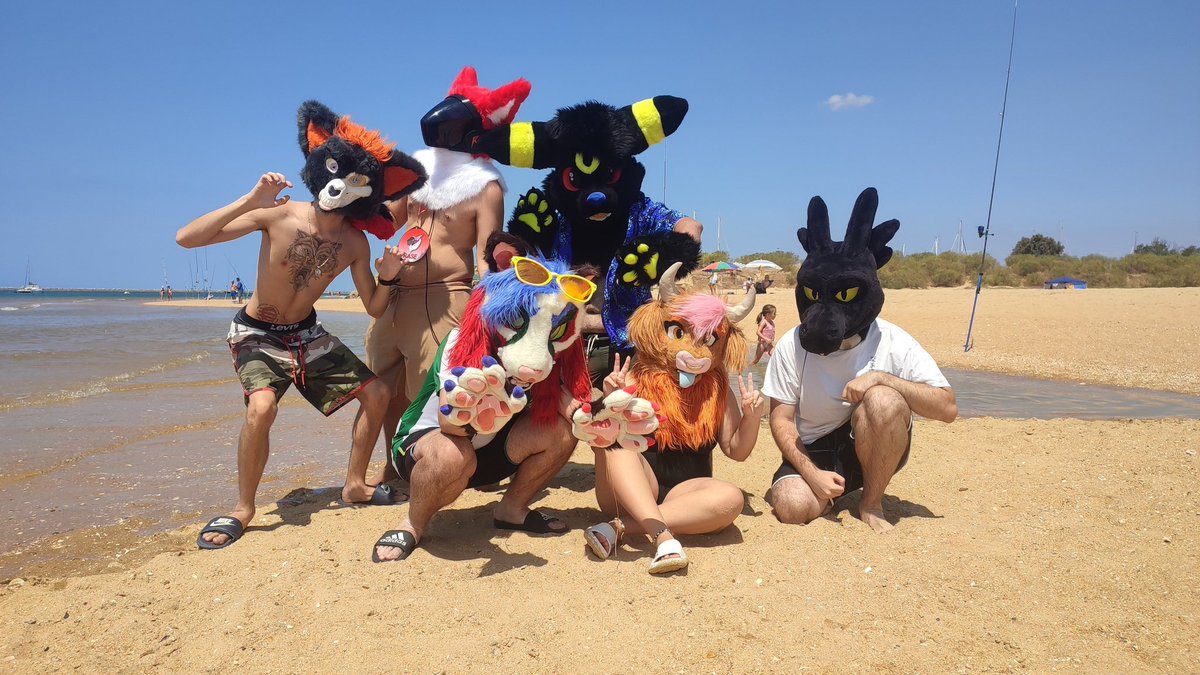 GarciGreen's tweet photo. Ayer fue un gran día de playa con los furros en Mazagon, hizo buen clima y disfrute de agradable compañía ❤️ ojalá repetir pronto!
Rase, Mora (insta) @Nirncine 
@BonefireNazgul y @draconigrumcast

📷: @volpinhothefox 

#Furry #Fursuiting #Beach #Mazagon #Huelva https://t.co/NAFxglSls6