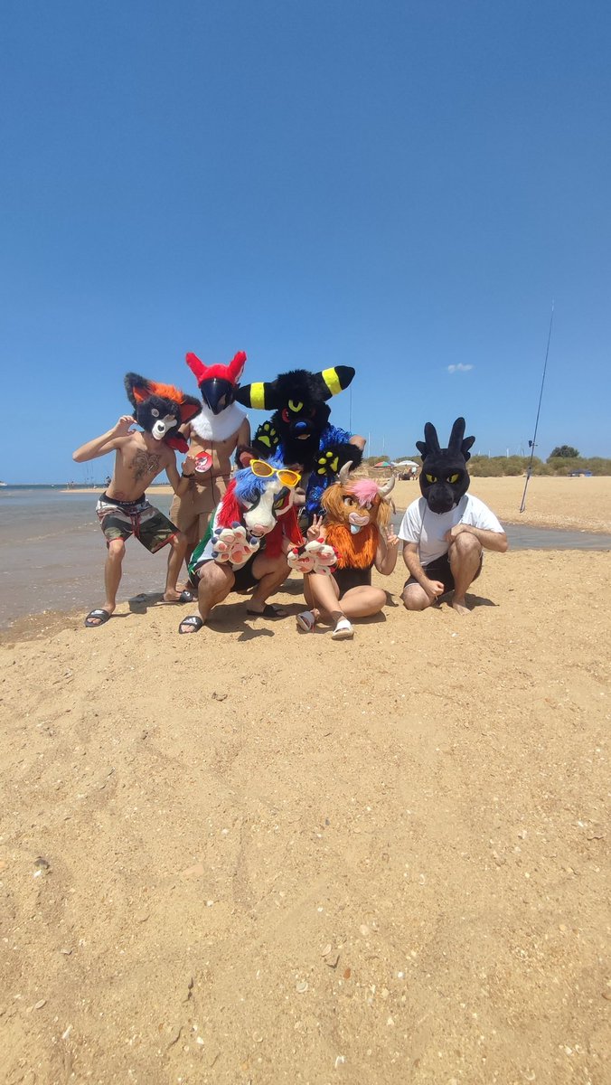 GarciGreen's tweet photo. Ayer fue un gran día de playa con los furros en Mazagon, hizo buen clima y disfrute de agradable compañía ❤️ ojalá repetir pronto!
Rase, Mora (insta) @Nirncine 
@BonefireNazgul y @draconigrumcast

📷: @volpinhothefox 

#Furry #Fursuiting #Beach #Mazagon #Huelva https://t.co/NAFxglSls6