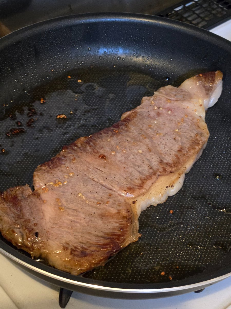 motsu______'s tweet photo. ふるさと納税で届いた冷凍ステーキ🐄
※解凍せずそのまま焼く。 https://t.co/RT6mCMxATB
