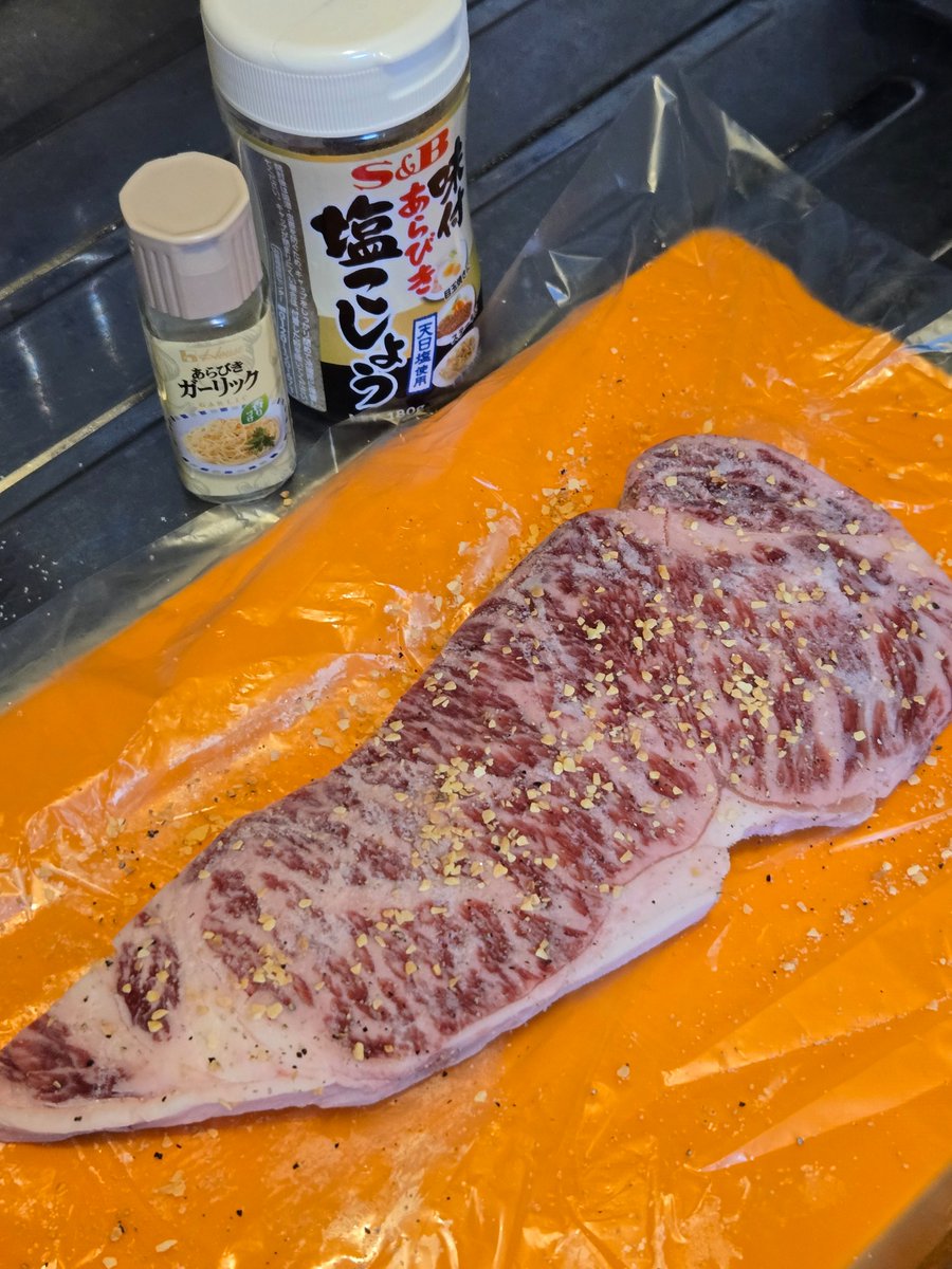 motsu______'s tweet photo. ふるさと納税で届いた冷凍ステーキ🐄
※解凍せずそのまま焼く。 https://t.co/RT6mCMxATB