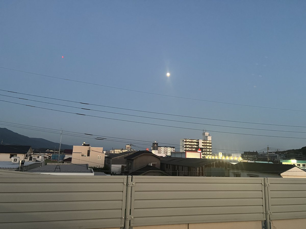 Jam04019895's tweet photo. いゃ〜、多賀神社から花火を見ようと来てみたら、もう満車で入れず。
仕方なくサンリブ屋上駐車場から見て帰ります！ https://t.co/4ASow1KY0C