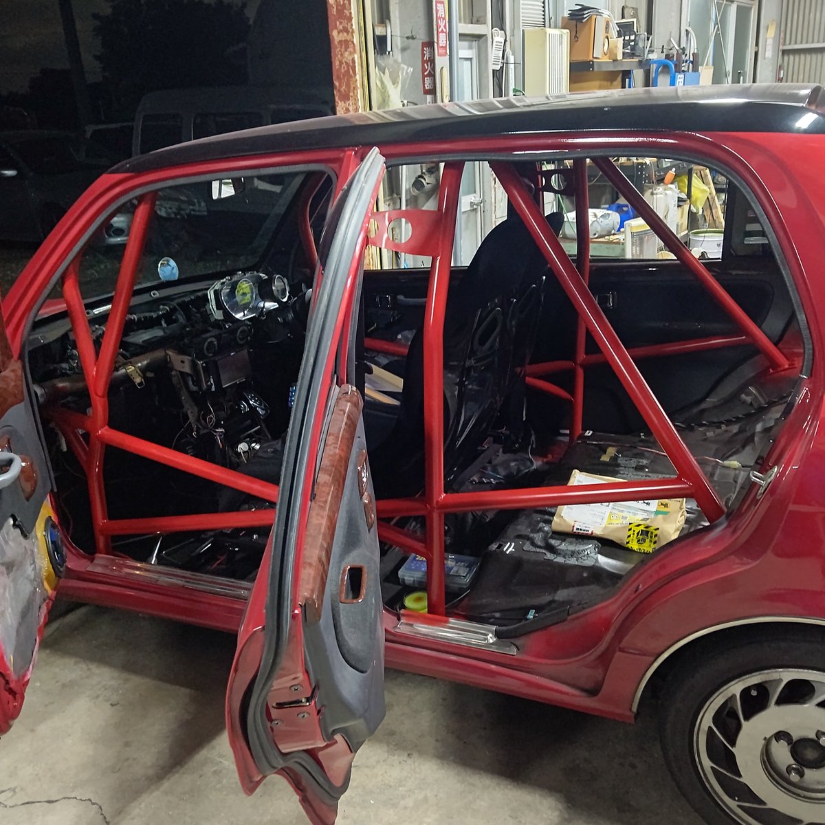 jado5963's tweet photo. #車売ります
金額50万
K3-VE非公認 5MT
書類上はJB MT換装2乗公認車両です。

以下ざっくり仕様
YRV K3-VE移植
バルクヘッド貫通ロールケージ
スーパーオーリンズ車高調
怪しいセンター出しマフラー
インパルRSホイール 71RS
ハーフウェイLSD
バトルマシン兼通勤車両で使用。
飛び石等多数。 https://t.co/dC6MvG6CWH