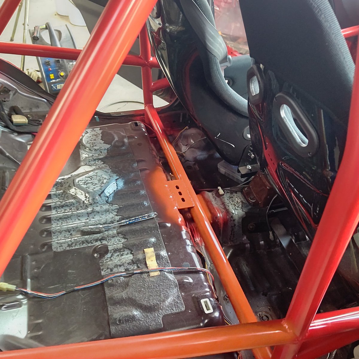 jado5963's tweet photo. #車売ります
金額50万
K3-VE非公認 5MT
書類上はJB MT換装2乗公認車両です。

以下ざっくり仕様
YRV K3-VE移植
バルクヘッド貫通ロールケージ
スーパーオーリンズ車高調
怪しいセンター出しマフラー
インパルRSホイール 71RS
ハーフウェイLSD
バトルマシン兼通勤車両で使用。
飛び石等多数。 https://t.co/dC6MvG6CWH