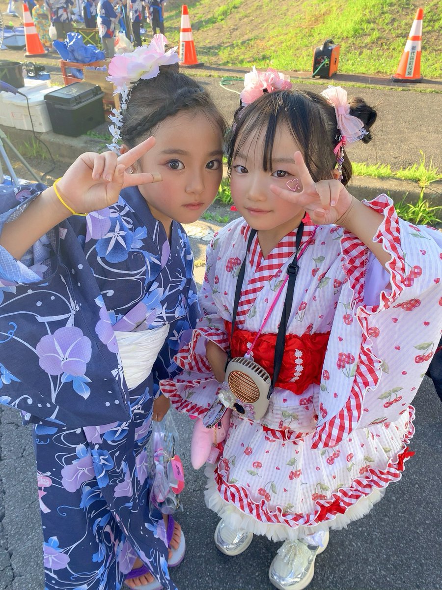 Rana1033909's tweet photo. 夏休みSTARTしたよ🌞🩷
1日目は学校のお友達とみおちゃんで
お祭りに行ったよ🏮👘 
保育園の時のお友達と沢山会えてみんな覚えててくれて嬉しかった🥲🩷

今回の浴衣はらなワールド全開のフリフリ🩷
明日から児童館だけど
お友達と仲良く楽しみたいと思いますっ🫡

#らな #キッズアイドル #夏祭り https://t.co/rwIpWA5OwF