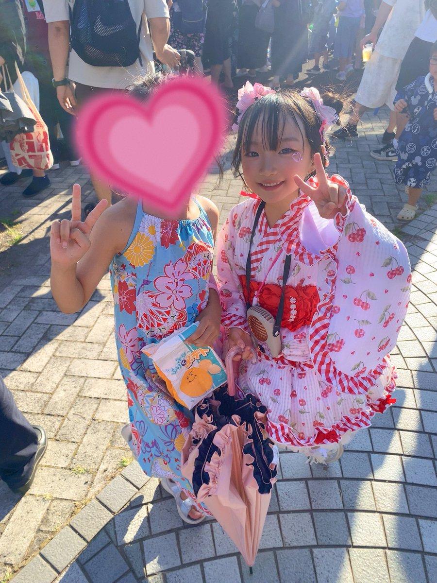 Rana1033909's tweet photo. 夏休みSTARTしたよ🌞🩷
1日目は学校のお友達とみおちゃんで
お祭りに行ったよ🏮👘 
保育園の時のお友達と沢山会えてみんな覚えててくれて嬉しかった🥲🩷

今回の浴衣はらなワールド全開のフリフリ🩷
明日から児童館だけど
お友達と仲良く楽しみたいと思いますっ🫡

#らな #キッズアイドル #夏祭り https://t.co/rwIpWA5OwF