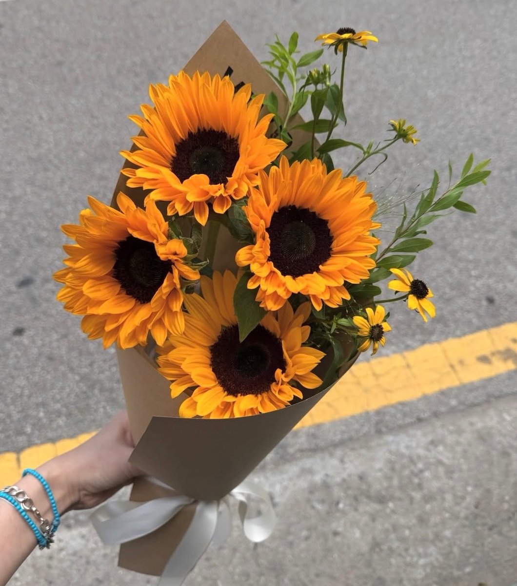sunflowerchives's tweet photo. heart warmer🌻 https://t.co/GWMKZgejL2