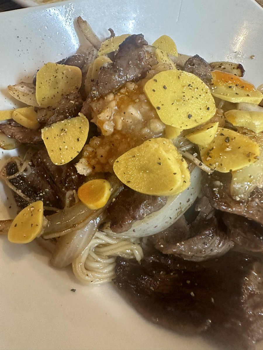 nabechorock's tweet photo. 行きつけのホルモン焼き屋さんの大将の
気まぐれメニュー美味すぎる🤣

二郎系焼き素麺みたいな感じ🤣
酔ったら、創作意欲湧くらしく新メニュー出来上がるらしいwww

後輩、明日臭いかもしれんけどごめんなw https://t.co/seIJFVi7Zg