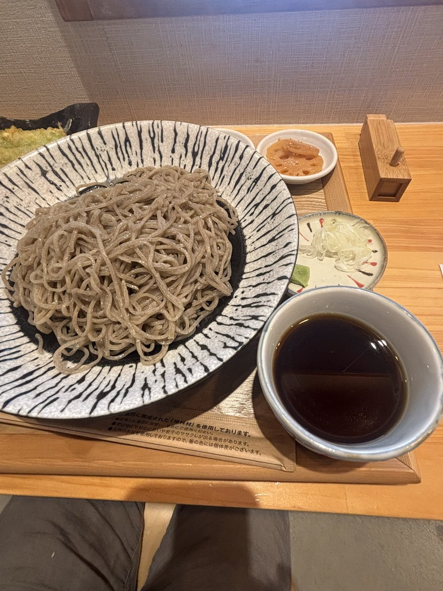 kananen8181's tweet photo. 久しぶりになってしまった
#そば処粋
 茄子つけ汁そば
大盛りにして普通のつけ汁も付けてもらい食べ比べ
インゲンの天ぷらはサービスでしょうか？
ありがとうございます🙏
美味しくいただきました♪ https://t.co/qNI8EsFC4z