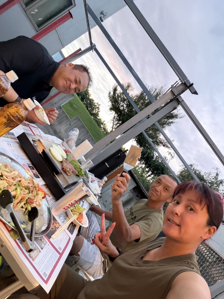 lisaoki331's tweet photo. 朝ランして
昼はジムトレして

って事で
雨降って涼しいから庭で肉焼く🥩 https://t.co/uRYb43yJbO