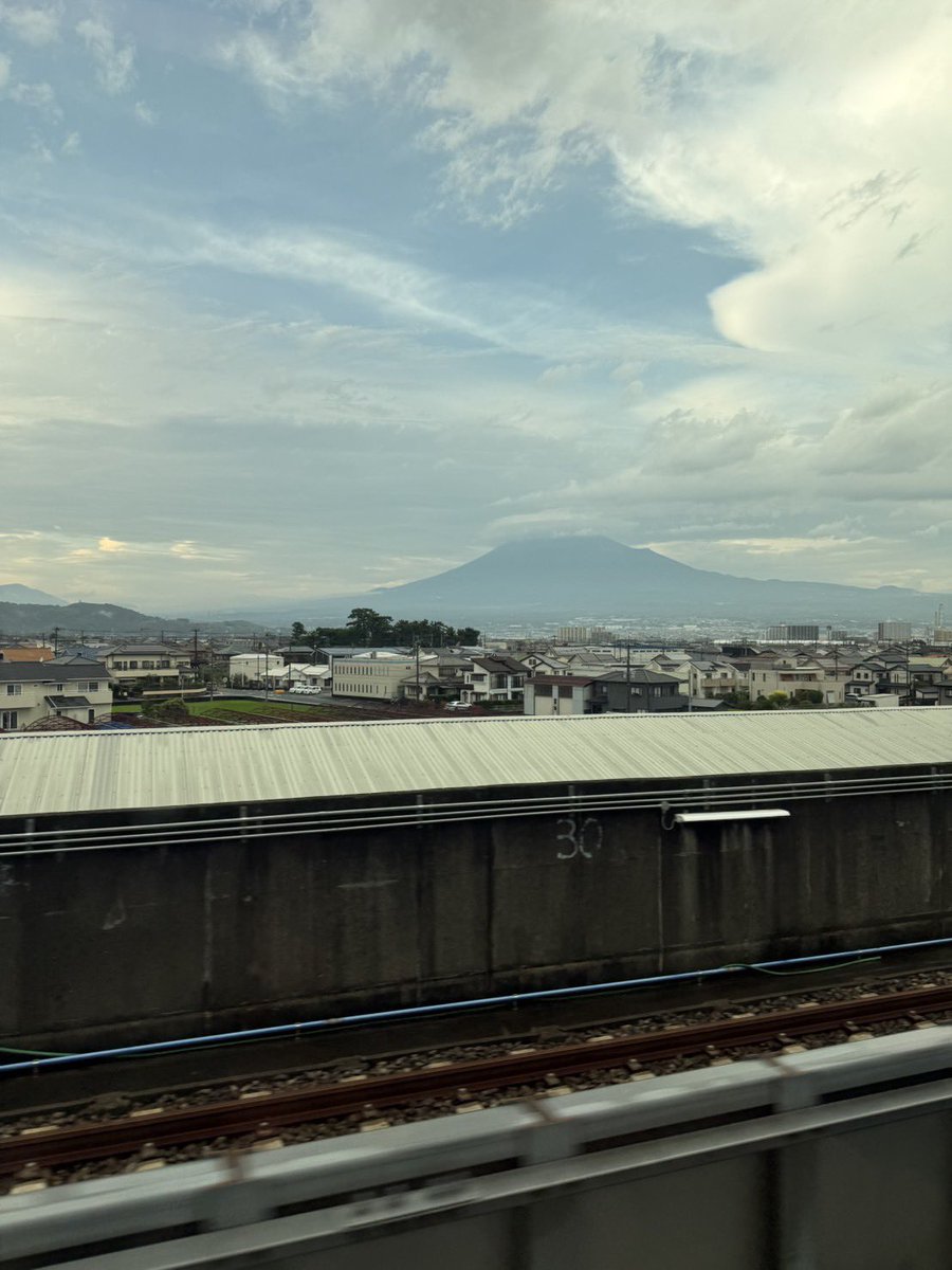 429italy's tweet photo. 我が家のJKから送られてきた富士山🗻
遅延で新幹線途中で停まったらしいけど、無事に江戸に着いたみたい

我が家のとっちはお祭りのお囃子が怖くてソワソワしたのちのふて寝💤

#猫のいる暮らし
#猫好きさんと繋がりたい https://t.co/adFgjg3OnA