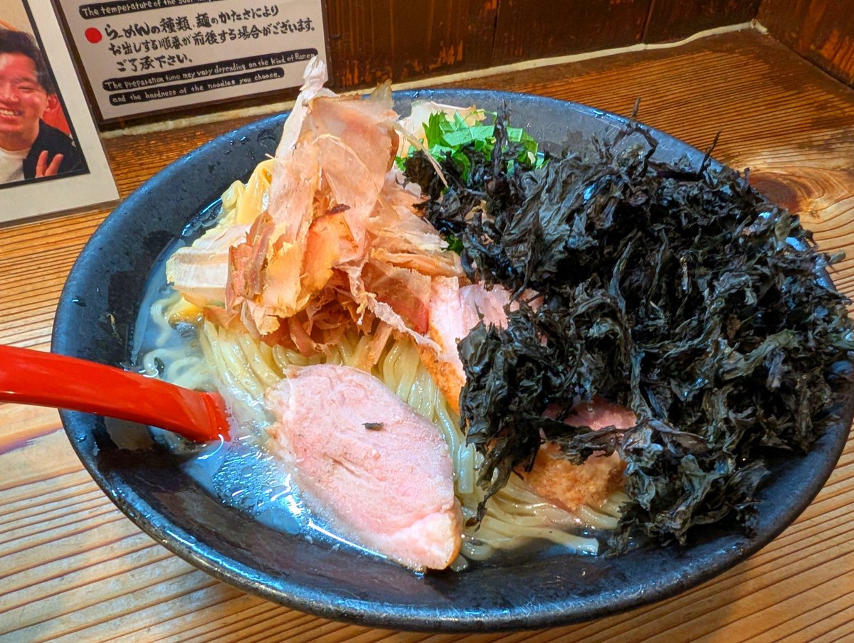 moketaka's tweet photo. ラーメン食いに来たけど、普通のにするか二郎系にするか冷たい系にするか悩んだ結果、冷たい系にした。だって、期間限定だったから(
＃茶色は美味い https://t.co/KSw4x9vaKP