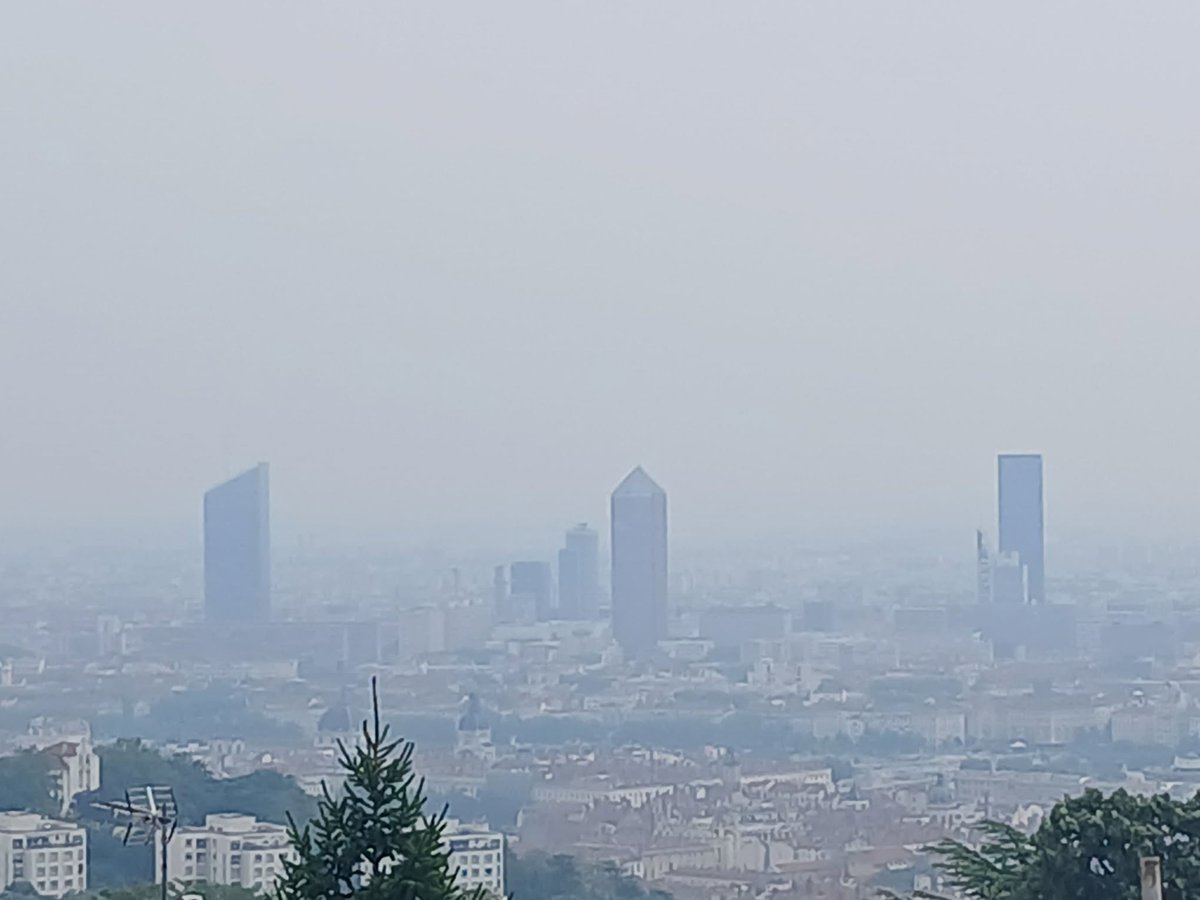 ExtremeMeteo's tweet photo. Habitant dans l'ouest Lyonnais, je peux témoigner d'une odeur très vive de fumées des incendies. La visibilité est très faible, preuve en est la vue sur Lyon (via source @LyonMeteo69). On doit être à un niveau très élevé de particules fines. 

L'enfer de nos étés, si on peut appeler encore ça l'été !

Pensées avant tout à tous nos soldats du feu et tout ceux qui se joignent à eux pour éteindre les feux.
