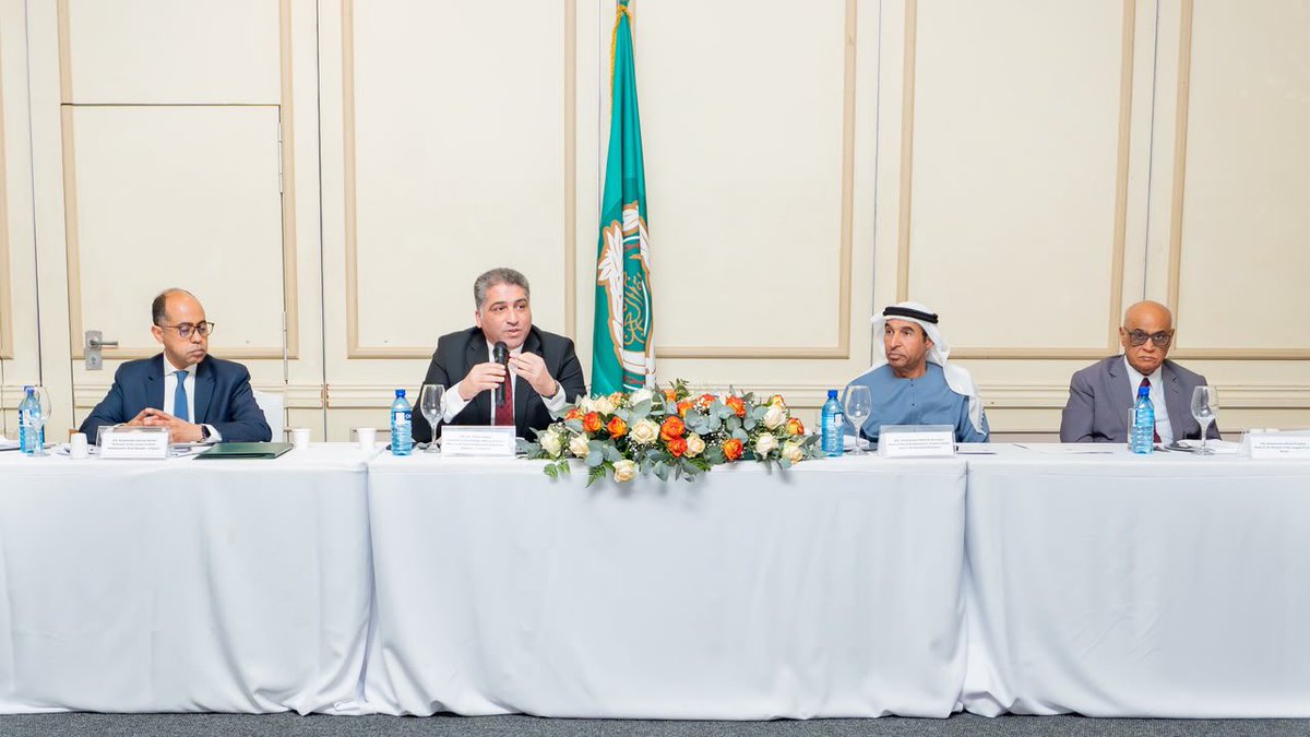 arabparlment's tweet photo. رئيس بعثة جامعة الدول العربية لدى جمهورية جنوب أفريقيا يستقبل وفد لجنة الشؤون الخارجية والسياسية والأمن القومي بالبرلمان العربي

استقبل سعادة السفير رياض العكبري، رئيس بعثة #جامعة_الدول_العربية لدى جمهورية #جنوب_أفريقيا، وفد لجنة الشؤون الخارجية والسياسية والأمن القومي بالبرلمان العربي برئاسة معالي النائب أيمن نقرة، وذلك بحضور عدد من أصحاب السعادة السفراء ورؤساء البعثات الدبلوماسية العربية المعتمدين في جنوب أفريقيا، وذلك على هامش الزيارة الرسمية التي يقوم بها وفد #البرلمان_العربي إلى #برلمان_عموم_أفريقيا.

وفي مستهل اللقاء، رحب سعادة السفير رياض العكبري بوفد البرلمان العربي، مؤكدًا الدور المحوري الذي يضطلع به البرلمان العربي باعتباره منصة رئيسية للدبلوماسية البرلمانية العربية، من خلال توحيد المواقف العربية، وتعزيز الحوار والتواصل مع البرلمانات الإقليمية والدولية، والدفاع عن القضايا العربية في مختلف المحافل البرلمانية.  كما أكد أهمية تعزيز الروابط بين العالمين العربي والأفريقي، انطلاقًا من العلاقات التاريخية والثقافية والحضارية التي تجمع الجانبين، بما يسهم في توسيع آفاق التعاون والتنسيق في مختلف المجالات، ويعزز المصالح المشتركة للشعوب العربية والأفريقية.

وأشار سعادته إلى الدور الذي يقوم به مجلس السفراء العرب في جمهورية جنوب أفريقيا، في تعزيز العمل الدبلوماسي العربي المشترك، وتنسيق المواقف إزاء القضايا ذات الاهتمام المشترك، بما يخدم المصالح العربية ويعزز حضورها على الساحة الدولية.

من جانبه، أكد معالي النائب أيمن نقرة حرص البرلمان العربي على تعزيز التعاون والتنسيق مع بعثة جامعة الدول العربية ومجلس السفراء العرب في جنوب أفريقيا، بما يدعم الجهود العربية المشتركة، ويعزز تكامل الأدوار بين الدبلوماسية البرلمانية والدبلوماسية الرسمية في خدمة القضايا العربية.

وأكد  "نقرة" أن ما يجمع العالم العربي والقارة الأفريقية يتجاوز حدود الجغرافيا والمصالح المشتركة، إذ يستند إلى روابط تاريخية وثقافية وحضارية واقتصادية واجتماعية راسخة، شكلت على مدى عقود أساسًا متينًا لعلاقات الأخوة والتعاون بين شعوب الجانبين، الأمر الذي يجعل من تعزيز التشاور والتنسيق بين المؤسسات العربية والأفريقية ضرورةً استراتيجية تسهم في خدمة المصالح المشتركة، وتعزيز الأمن والاستقرار، ودعم مسيرة التنمية في المنطقتين.

وأكد وفد البرلمان العربي، خلال استعراضه لمواقف الدول العربية تجاه مستجدات الأوضاع الإقليمية، موقفها الثابت الرافض والمستنكر للاعتداءات الإيرانية المستمرة على عدد من الدول العربية، وفي مقدمتها دول مجلس التعاون لدول الخليج العربية، باعتبارها انتهاكًا صارخًا لمبادئ القانون الدولي وميثاق الأمم المتحدة ومبدأ حسن الجوار، فضلًا عن إدانة استهداف الممرات الملاحية الدولية لما يمثله من تهديد مباشر للأمن القومي العربي، ولأمن الملاحة والتجارة الدولية واستقرار الاقتصاد العالمي. كما شدد الوفد على أن الحفاظ على سيادة الدول العربية واستقلالها وأمنها يمثل ركيزة أساسية للأمن القومي العربي، وأن أمن كل دولة عربية هو جزء لا يتجزأ من أمن المنظومة العربية بأكملها، الأمر الذي يستوجب احترام سيادة الدول وعدم التدخل في شؤونها الداخلية، والالتزام بقواعد القانون الدولي ومبادئ حسن الجوار.

كما شهد اللقاء تبادلًا لوجهات النظر حول عدد من القضايا الإقليمية والدولية ذات الاهتمام المشترك، وفي مقدمتها القضية الفلسطينية، حيث شدد الجانبان على أهمية مواصلة دعم الحقوق المشروعة للشعب الفلسطيني، وتعزيز التنسيق البرلماني والدبلوماسي للدفاع عنها في مختلف المحافل الإقليمية والدولية، بما يتوافق مع مبادئ الشرعية الدولية والقانون الدولي.

وأكد الجانبان أهمية مواصلة التنسيق والتشاور بين البرلمان العربي والبعثات الدبلوماسية العربية، بما يعزز وحدة الموقف العربي، ويوظف مختلف أدوات العمل البرلماني والدبلوماسي لخدمة القضايا العربية والأفريقية، وترسيخ الأمن والاستقرار، وتعزيز التعاون مع الشركاء الإقليميين والدوليين.

وفي ختام اللقاء، أعرب الجانبان عن تطلعهما إلى مواصلة التعاون والتنسيق خلال المرحلة المقبلة، بما يسهم في تعزيز الحضور العربي في القارة الأفريقية، ودعم القضايا ذات الاهتمام المشترك، وترسيخ العمل العربي المشترك على المستويين البرلماني والدبلوماسي.

ضم وفد البرلمان العربي معالي النائب أيمن نقرة رئيس الوفد رئيس لجنة الشؤون الخارجية والسياسية والأمن القومي، ومعالي النائب نصر عبدالله أبو بكر نائب رئيس لجنة فلسطين، ومعالي النائب السفير عبدالله بن عبدالعزيز العيفان عضو البرلمان العربي، ومعالي النائب حسن البرغوثي عضو البرلمان العربي، ومن الأمانة العامة الأستاذ عادل صلاح أمين سر اللجنة.