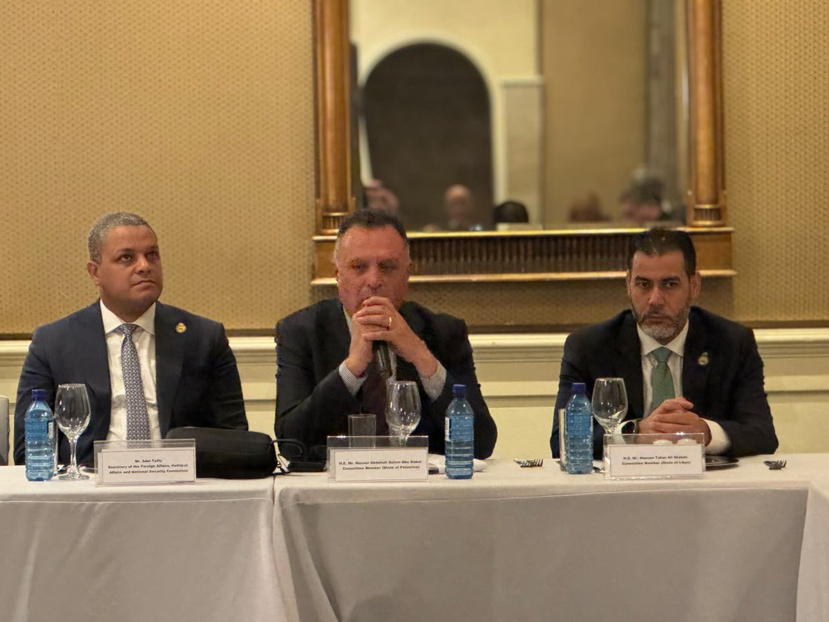 arabparlment's tweet photo. رئيس بعثة جامعة الدول العربية لدى جمهورية جنوب أفريقيا يستقبل وفد لجنة الشؤون الخارجية والسياسية والأمن القومي بالبرلمان العربي

استقبل سعادة السفير رياض العكبري، رئيس بعثة #جامعة_الدول_العربية لدى جمهورية #جنوب_أفريقيا، وفد لجنة الشؤون الخارجية والسياسية والأمن القومي بالبرلمان العربي برئاسة معالي النائب أيمن نقرة، وذلك بحضور عدد من أصحاب السعادة السفراء ورؤساء البعثات الدبلوماسية العربية المعتمدين في جنوب أفريقيا، وذلك على هامش الزيارة الرسمية التي يقوم بها وفد #البرلمان_العربي إلى #برلمان_عموم_أفريقيا.

وفي مستهل اللقاء، رحب سعادة السفير رياض العكبري بوفد البرلمان العربي، مؤكدًا الدور المحوري الذي يضطلع به البرلمان العربي باعتباره منصة رئيسية للدبلوماسية البرلمانية العربية، من خلال توحيد المواقف العربية، وتعزيز الحوار والتواصل مع البرلمانات الإقليمية والدولية، والدفاع عن القضايا العربية في مختلف المحافل البرلمانية.  كما أكد أهمية تعزيز الروابط بين العالمين العربي والأفريقي، انطلاقًا من العلاقات التاريخية والثقافية والحضارية التي تجمع الجانبين، بما يسهم في توسيع آفاق التعاون والتنسيق في مختلف المجالات، ويعزز المصالح المشتركة للشعوب العربية والأفريقية.

وأشار سعادته إلى الدور الذي يقوم به مجلس السفراء العرب في جمهورية جنوب أفريقيا، في تعزيز العمل الدبلوماسي العربي المشترك، وتنسيق المواقف إزاء القضايا ذات الاهتمام المشترك، بما يخدم المصالح العربية ويعزز حضورها على الساحة الدولية.

من جانبه، أكد معالي النائب أيمن نقرة حرص البرلمان العربي على تعزيز التعاون والتنسيق مع بعثة جامعة الدول العربية ومجلس السفراء العرب في جنوب أفريقيا، بما يدعم الجهود العربية المشتركة، ويعزز تكامل الأدوار بين الدبلوماسية البرلمانية والدبلوماسية الرسمية في خدمة القضايا العربية.

وأكد  "نقرة" أن ما يجمع العالم العربي والقارة الأفريقية يتجاوز حدود الجغرافيا والمصالح المشتركة، إذ يستند إلى روابط تاريخية وثقافية وحضارية واقتصادية واجتماعية راسخة، شكلت على مدى عقود أساسًا متينًا لعلاقات الأخوة والتعاون بين شعوب الجانبين، الأمر الذي يجعل من تعزيز التشاور والتنسيق بين المؤسسات العربية والأفريقية ضرورةً استراتيجية تسهم في خدمة المصالح المشتركة، وتعزيز الأمن والاستقرار، ودعم مسيرة التنمية في المنطقتين.

وأكد وفد البرلمان العربي، خلال استعراضه لمواقف الدول العربية تجاه مستجدات الأوضاع الإقليمية، موقفها الثابت الرافض والمستنكر للاعتداءات الإيرانية المستمرة على عدد من الدول العربية، وفي مقدمتها دول مجلس التعاون لدول الخليج العربية، باعتبارها انتهاكًا صارخًا لمبادئ القانون الدولي وميثاق الأمم المتحدة ومبدأ حسن الجوار، فضلًا عن إدانة استهداف الممرات الملاحية الدولية لما يمثله من تهديد مباشر للأمن القومي العربي، ولأمن الملاحة والتجارة الدولية واستقرار الاقتصاد العالمي. كما شدد الوفد على أن الحفاظ على سيادة الدول العربية واستقلالها وأمنها يمثل ركيزة أساسية للأمن القومي العربي، وأن أمن كل دولة عربية هو جزء لا يتجزأ من أمن المنظومة العربية بأكملها، الأمر الذي يستوجب احترام سيادة الدول وعدم التدخل في شؤونها الداخلية، والالتزام بقواعد القانون الدولي ومبادئ حسن الجوار.

كما شهد اللقاء تبادلًا لوجهات النظر حول عدد من القضايا الإقليمية والدولية ذات الاهتمام المشترك، وفي مقدمتها القضية الفلسطينية، حيث شدد الجانبان على أهمية مواصلة دعم الحقوق المشروعة للشعب الفلسطيني، وتعزيز التنسيق البرلماني والدبلوماسي للدفاع عنها في مختلف المحافل الإقليمية والدولية، بما يتوافق مع مبادئ الشرعية الدولية والقانون الدولي.

وأكد الجانبان أهمية مواصلة التنسيق والتشاور بين البرلمان العربي والبعثات الدبلوماسية العربية، بما يعزز وحدة الموقف العربي، ويوظف مختلف أدوات العمل البرلماني والدبلوماسي لخدمة القضايا العربية والأفريقية، وترسيخ الأمن والاستقرار، وتعزيز التعاون مع الشركاء الإقليميين والدوليين.

وفي ختام اللقاء، أعرب الجانبان عن تطلعهما إلى مواصلة التعاون والتنسيق خلال المرحلة المقبلة، بما يسهم في تعزيز الحضور العربي في القارة الأفريقية، ودعم القضايا ذات الاهتمام المشترك، وترسيخ العمل العربي المشترك على المستويين البرلماني والدبلوماسي.

ضم وفد البرلمان العربي معالي النائب أيمن نقرة رئيس الوفد رئيس لجنة الشؤون الخارجية والسياسية والأمن القومي، ومعالي النائب نصر عبدالله أبو بكر نائب رئيس لجنة فلسطين، ومعالي النائب السفير عبدالله بن عبدالعزيز العيفان عضو البرلمان العربي، ومعالي النائب حسن البرغوثي عضو البرلمان العربي، ومن الأمانة العامة الأستاذ عادل صلاح أمين سر اللجنة.