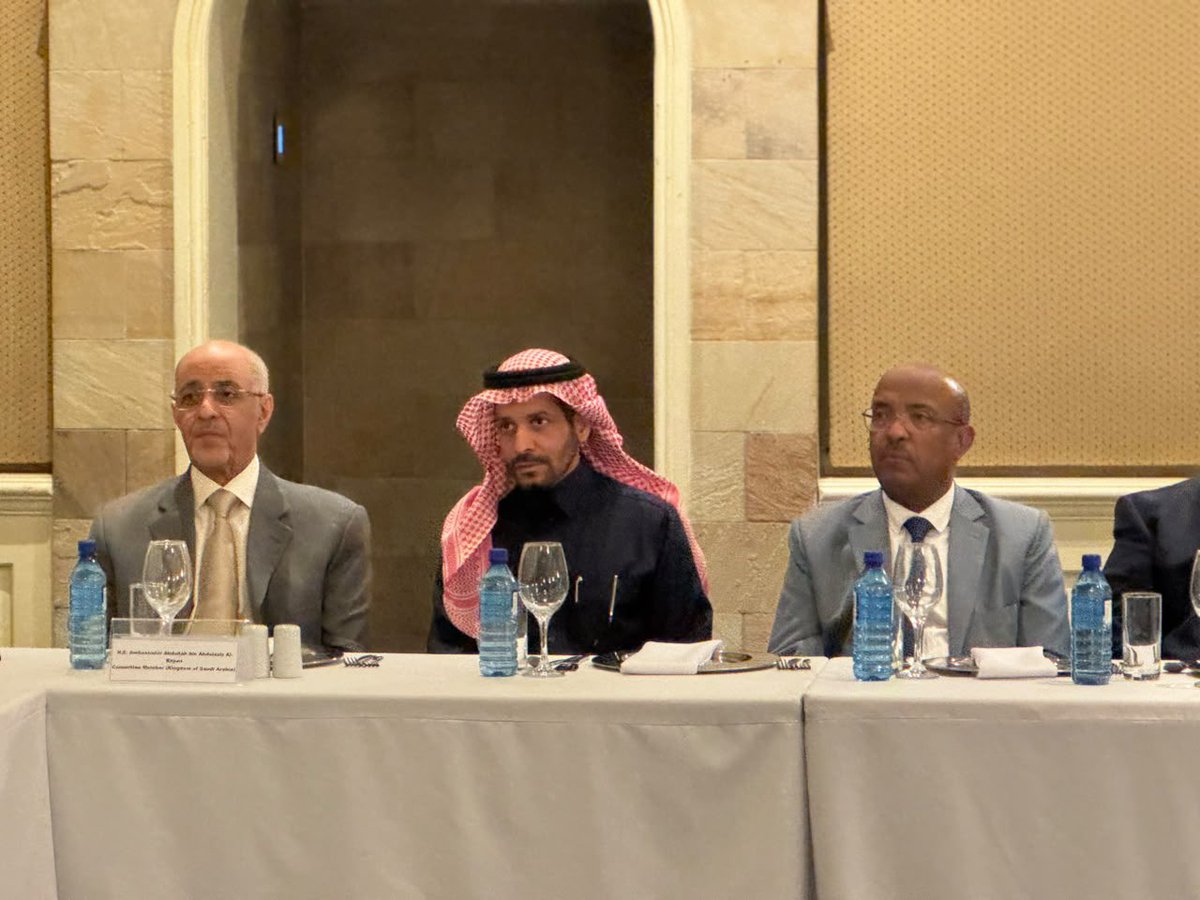 arabparlment's tweet photo. رئيس بعثة جامعة الدول العربية لدى جمهورية جنوب أفريقيا يستقبل وفد لجنة الشؤون الخارجية والسياسية والأمن القومي بالبرلمان العربي

استقبل سعادة السفير رياض العكبري، رئيس بعثة #جامعة_الدول_العربية لدى جمهورية #جنوب_أفريقيا، وفد لجنة الشؤون الخارجية والسياسية والأمن القومي بالبرلمان العربي برئاسة معالي النائب أيمن نقرة، وذلك بحضور عدد من أصحاب السعادة السفراء ورؤساء البعثات الدبلوماسية العربية المعتمدين في جنوب أفريقيا، وذلك على هامش الزيارة الرسمية التي يقوم بها وفد #البرلمان_العربي إلى #برلمان_عموم_أفريقيا.

وفي مستهل اللقاء، رحب سعادة السفير رياض العكبري بوفد البرلمان العربي، مؤكدًا الدور المحوري الذي يضطلع به البرلمان العربي باعتباره منصة رئيسية للدبلوماسية البرلمانية العربية، من خلال توحيد المواقف العربية، وتعزيز الحوار والتواصل مع البرلمانات الإقليمية والدولية، والدفاع عن القضايا العربية في مختلف المحافل البرلمانية.  كما أكد أهمية تعزيز الروابط بين العالمين العربي والأفريقي، انطلاقًا من العلاقات التاريخية والثقافية والحضارية التي تجمع الجانبين، بما يسهم في توسيع آفاق التعاون والتنسيق في مختلف المجالات، ويعزز المصالح المشتركة للشعوب العربية والأفريقية.

وأشار سعادته إلى الدور الذي يقوم به مجلس السفراء العرب في جمهورية جنوب أفريقيا، في تعزيز العمل الدبلوماسي العربي المشترك، وتنسيق المواقف إزاء القضايا ذات الاهتمام المشترك، بما يخدم المصالح العربية ويعزز حضورها على الساحة الدولية.

من جانبه، أكد معالي النائب أيمن نقرة حرص البرلمان العربي على تعزيز التعاون والتنسيق مع بعثة جامعة الدول العربية ومجلس السفراء العرب في جنوب أفريقيا، بما يدعم الجهود العربية المشتركة، ويعزز تكامل الأدوار بين الدبلوماسية البرلمانية والدبلوماسية الرسمية في خدمة القضايا العربية.

وأكد  "نقرة" أن ما يجمع العالم العربي والقارة الأفريقية يتجاوز حدود الجغرافيا والمصالح المشتركة، إذ يستند إلى روابط تاريخية وثقافية وحضارية واقتصادية واجتماعية راسخة، شكلت على مدى عقود أساسًا متينًا لعلاقات الأخوة والتعاون بين شعوب الجانبين، الأمر الذي يجعل من تعزيز التشاور والتنسيق بين المؤسسات العربية والأفريقية ضرورةً استراتيجية تسهم في خدمة المصالح المشتركة، وتعزيز الأمن والاستقرار، ودعم مسيرة التنمية في المنطقتين.

وأكد وفد البرلمان العربي، خلال استعراضه لمواقف الدول العربية تجاه مستجدات الأوضاع الإقليمية، موقفها الثابت الرافض والمستنكر للاعتداءات الإيرانية المستمرة على عدد من الدول العربية، وفي مقدمتها دول مجلس التعاون لدول الخليج العربية، باعتبارها انتهاكًا صارخًا لمبادئ القانون الدولي وميثاق الأمم المتحدة ومبدأ حسن الجوار، فضلًا عن إدانة استهداف الممرات الملاحية الدولية لما يمثله من تهديد مباشر للأمن القومي العربي، ولأمن الملاحة والتجارة الدولية واستقرار الاقتصاد العالمي. كما شدد الوفد على أن الحفاظ على سيادة الدول العربية واستقلالها وأمنها يمثل ركيزة أساسية للأمن القومي العربي، وأن أمن كل دولة عربية هو جزء لا يتجزأ من أمن المنظومة العربية بأكملها، الأمر الذي يستوجب احترام سيادة الدول وعدم التدخل في شؤونها الداخلية، والالتزام بقواعد القانون الدولي ومبادئ حسن الجوار.

كما شهد اللقاء تبادلًا لوجهات النظر حول عدد من القضايا الإقليمية والدولية ذات الاهتمام المشترك، وفي مقدمتها القضية الفلسطينية، حيث شدد الجانبان على أهمية مواصلة دعم الحقوق المشروعة للشعب الفلسطيني، وتعزيز التنسيق البرلماني والدبلوماسي للدفاع عنها في مختلف المحافل الإقليمية والدولية، بما يتوافق مع مبادئ الشرعية الدولية والقانون الدولي.

وأكد الجانبان أهمية مواصلة التنسيق والتشاور بين البرلمان العربي والبعثات الدبلوماسية العربية، بما يعزز وحدة الموقف العربي، ويوظف مختلف أدوات العمل البرلماني والدبلوماسي لخدمة القضايا العربية والأفريقية، وترسيخ الأمن والاستقرار، وتعزيز التعاون مع الشركاء الإقليميين والدوليين.

وفي ختام اللقاء، أعرب الجانبان عن تطلعهما إلى مواصلة التعاون والتنسيق خلال المرحلة المقبلة، بما يسهم في تعزيز الحضور العربي في القارة الأفريقية، ودعم القضايا ذات الاهتمام المشترك، وترسيخ العمل العربي المشترك على المستويين البرلماني والدبلوماسي.

ضم وفد البرلمان العربي معالي النائب أيمن نقرة رئيس الوفد رئيس لجنة الشؤون الخارجية والسياسية والأمن القومي، ومعالي النائب نصر عبدالله أبو بكر نائب رئيس لجنة فلسطين، ومعالي النائب السفير عبدالله بن عبدالعزيز العيفان عضو البرلمان العربي، ومعالي النائب حسن البرغوثي عضو البرلمان العربي، ومن الأمانة العامة الأستاذ عادل صلاح أمين سر اللجنة.