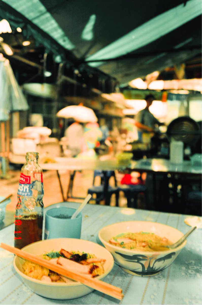 Mahaa_kaal's tweet photo. フィルムカメラ時代の旅の写真の数はみんな少ない。フィルムにも現像にお金がかかる。現像するまでちゃんと撮れているか分からない。ピンボケも多い。

学生の頃の1カ月旅行とか毎回100枚も撮ってない。だから数少ないシャッターを切る時は構図を悩み渾身の思いを込めた。あの瞬間は嫌いじゃなかった。 https://t.co/n9feZv7lI3