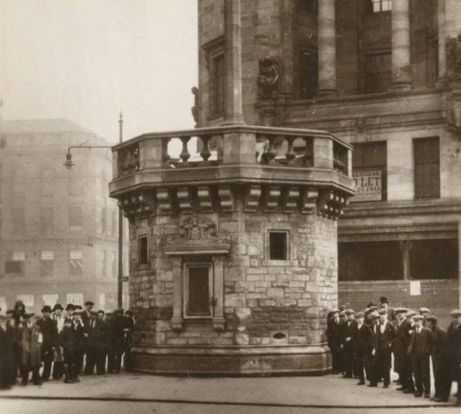 oakroyd's tweet photo. #SeriousBunnetry at Mercat Cross, #Glasgow 1930. https://t.co/yEEoxcy8hA