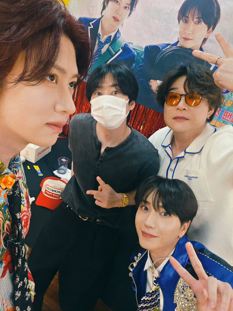 tkfwksl's tweet photo. With SUPER JUNIOR sunbaenim😆💙 https://t.co/IzEVchwEnr