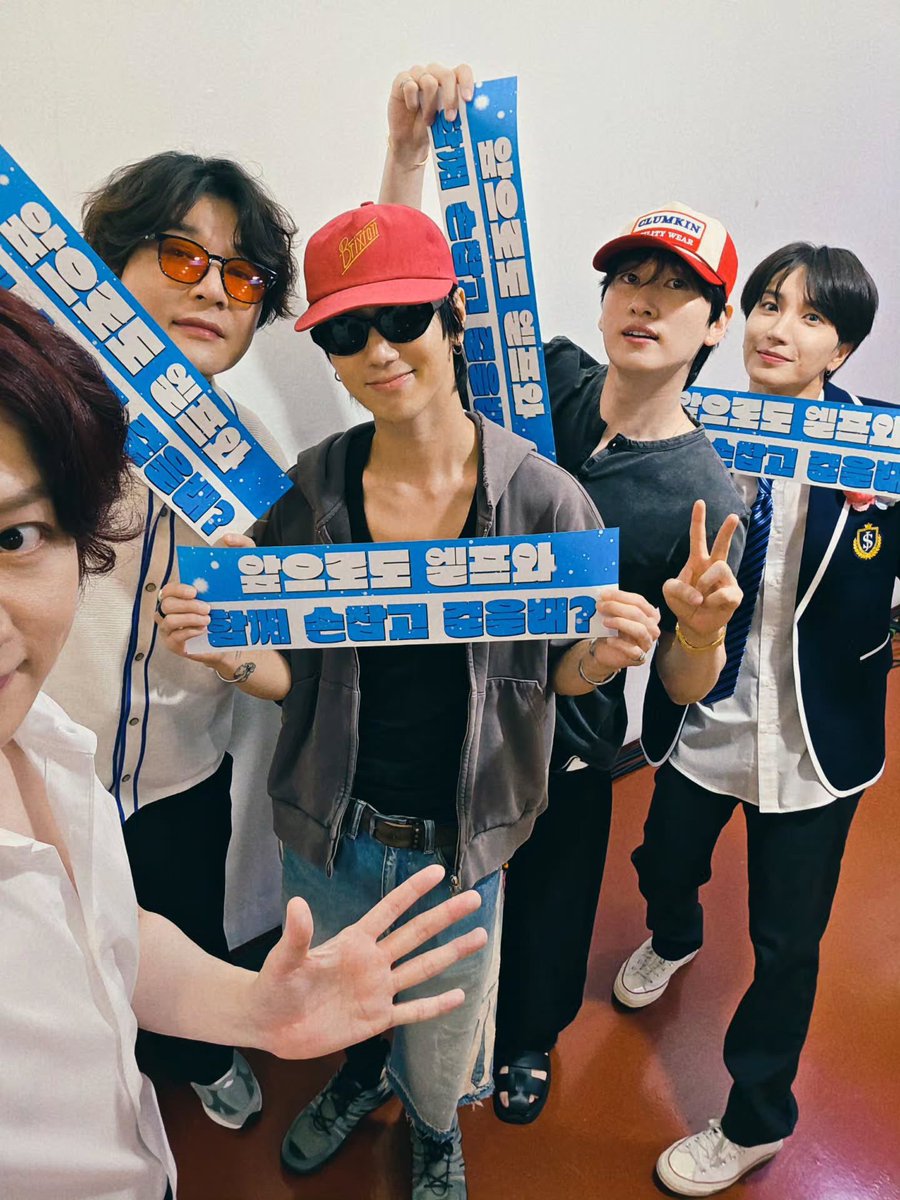 tkfwksl's tweet photo. With SUPER JUNIOR sunbaenim😆💙 https://t.co/IzEVchwEnr